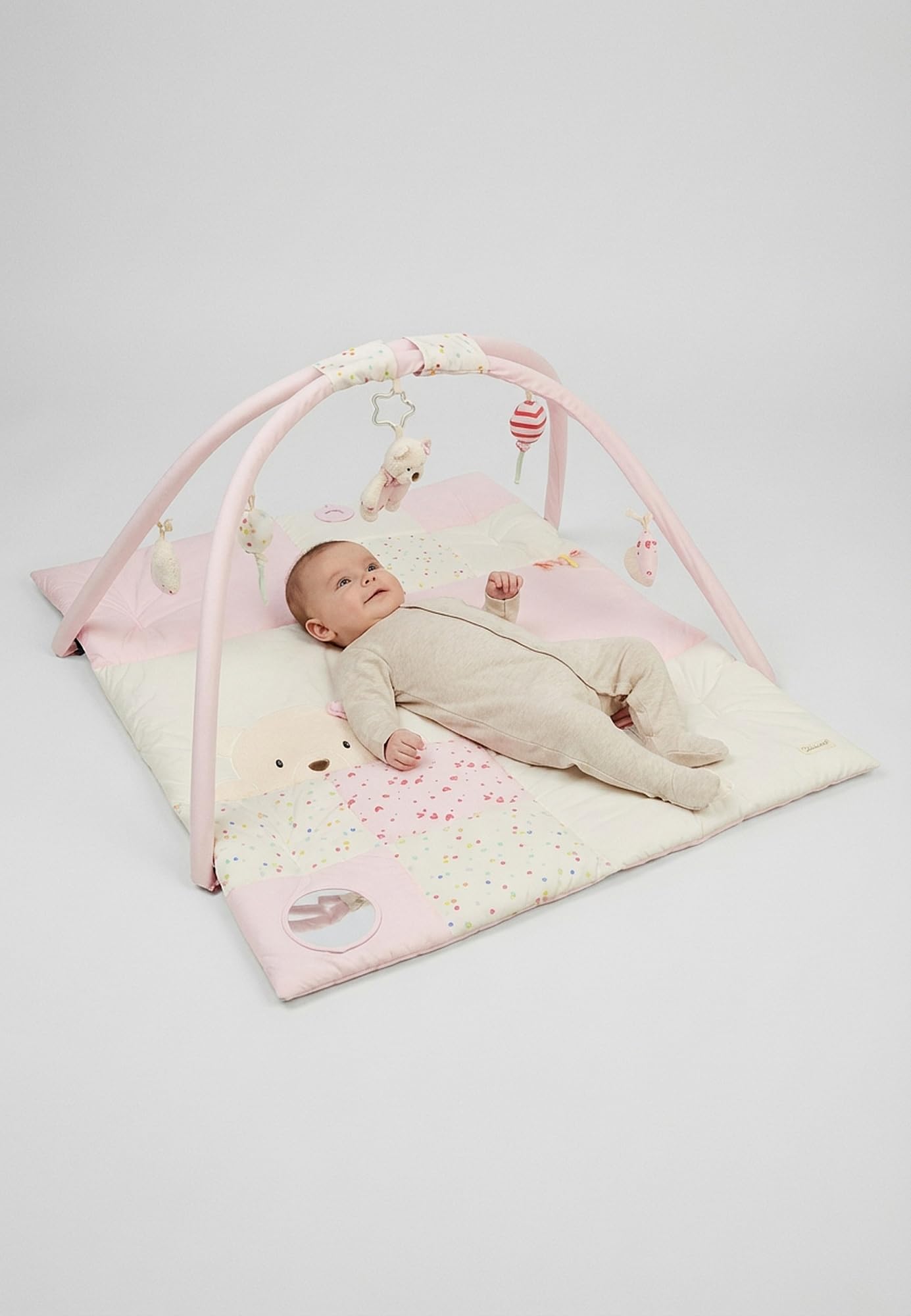 Sterntaler Spielbogen Bär Betty, Spielbogen mit Patchwork-Design, Stickmotive, Beißring, Spiegel, Rassel, Quietsche und Knisterpapier, abnehmbarer Bogen und Spielteile, wattiert, 100×80×3 cm, rosa