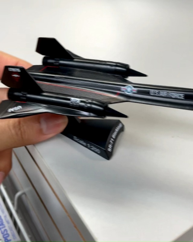 Daron Worldwide Trading Avion SR-71 Blackbird Tout En Métal Échelle 1:200 - Noir