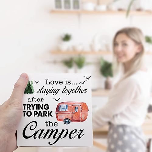 Miniatura 6 de Cartel divertido de camping Cartel de madera con texto en inglés Love Is Staying Together After Trying to Park the Camper, decoración