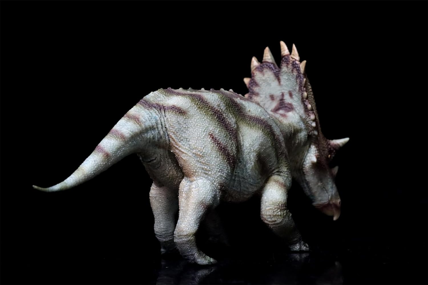 HLG Studio 1:35 Scale Utahceratops Model Dinosaur Figure Animal Scene Collector Home Decor Gift (Green)