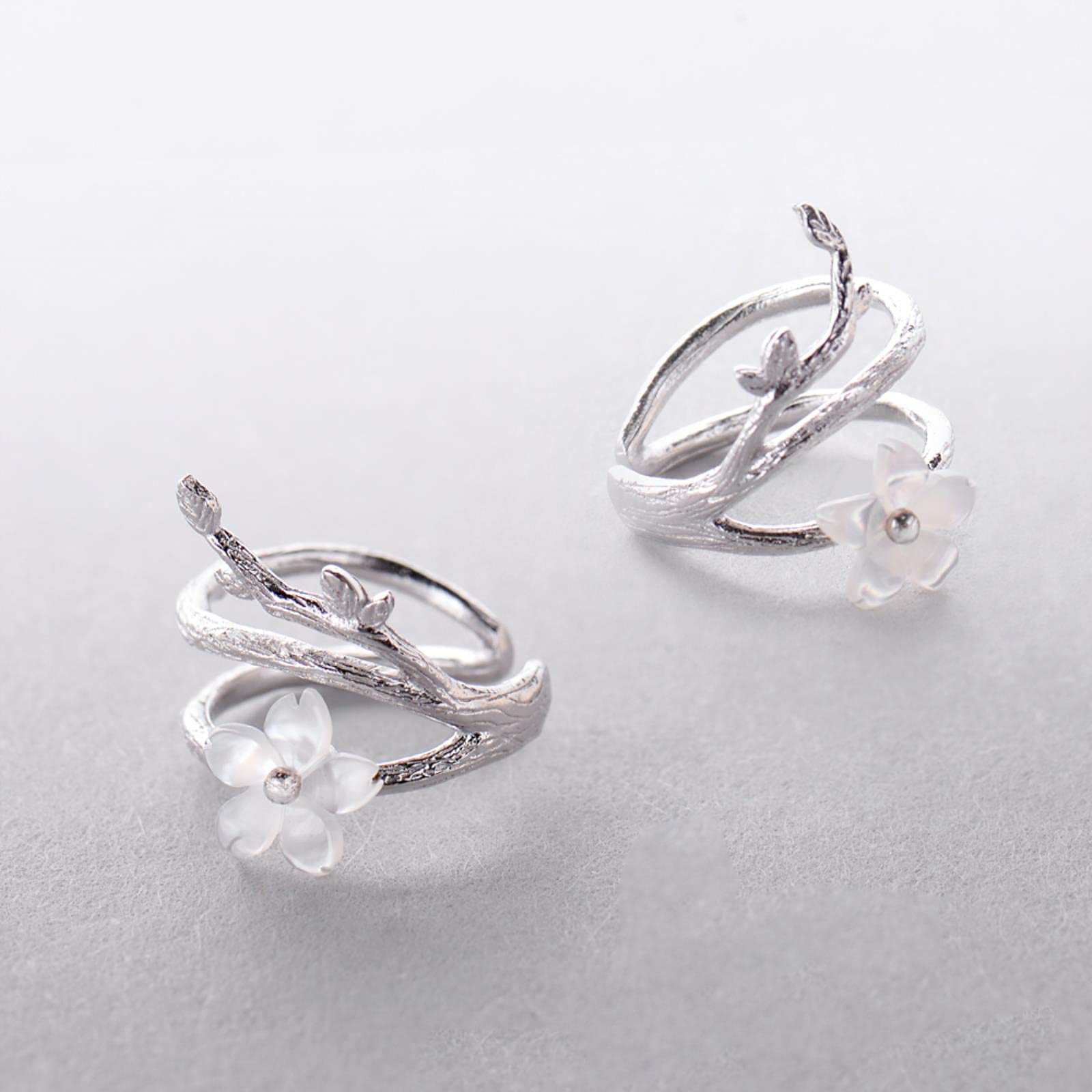 LOKILOKI Orecchini A Clip in Argento 925 con Fiore di Ciliegio Bianco Orecchini A Polsino Rotondo con Fiore Senza Piercing per Donna Elegante Gioielleria Fine