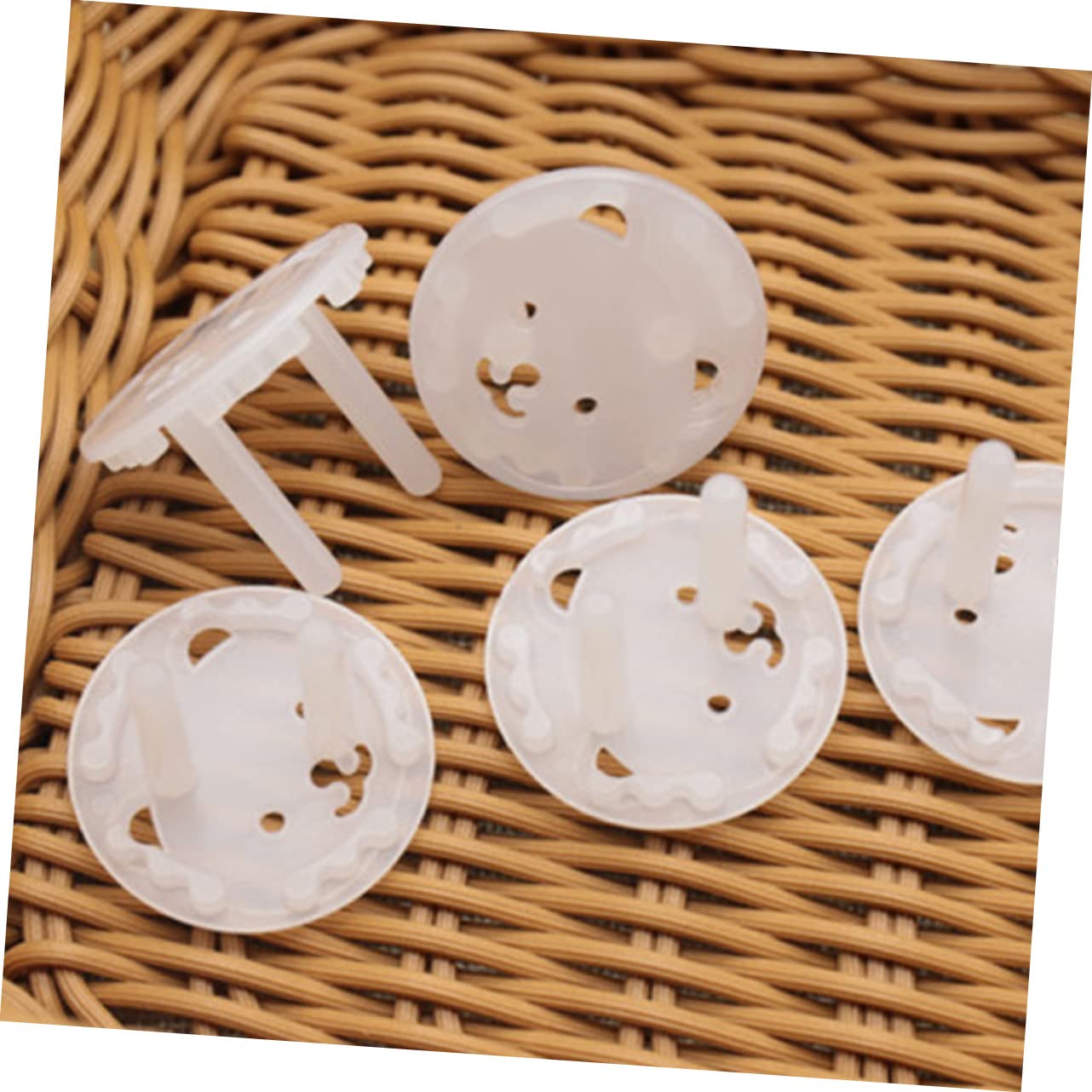 Yardwe 20Pcs Childproof Outlet Covers Socket Plug Protectors for Safety Easy Install Wall Plug Covers Secure Reliable