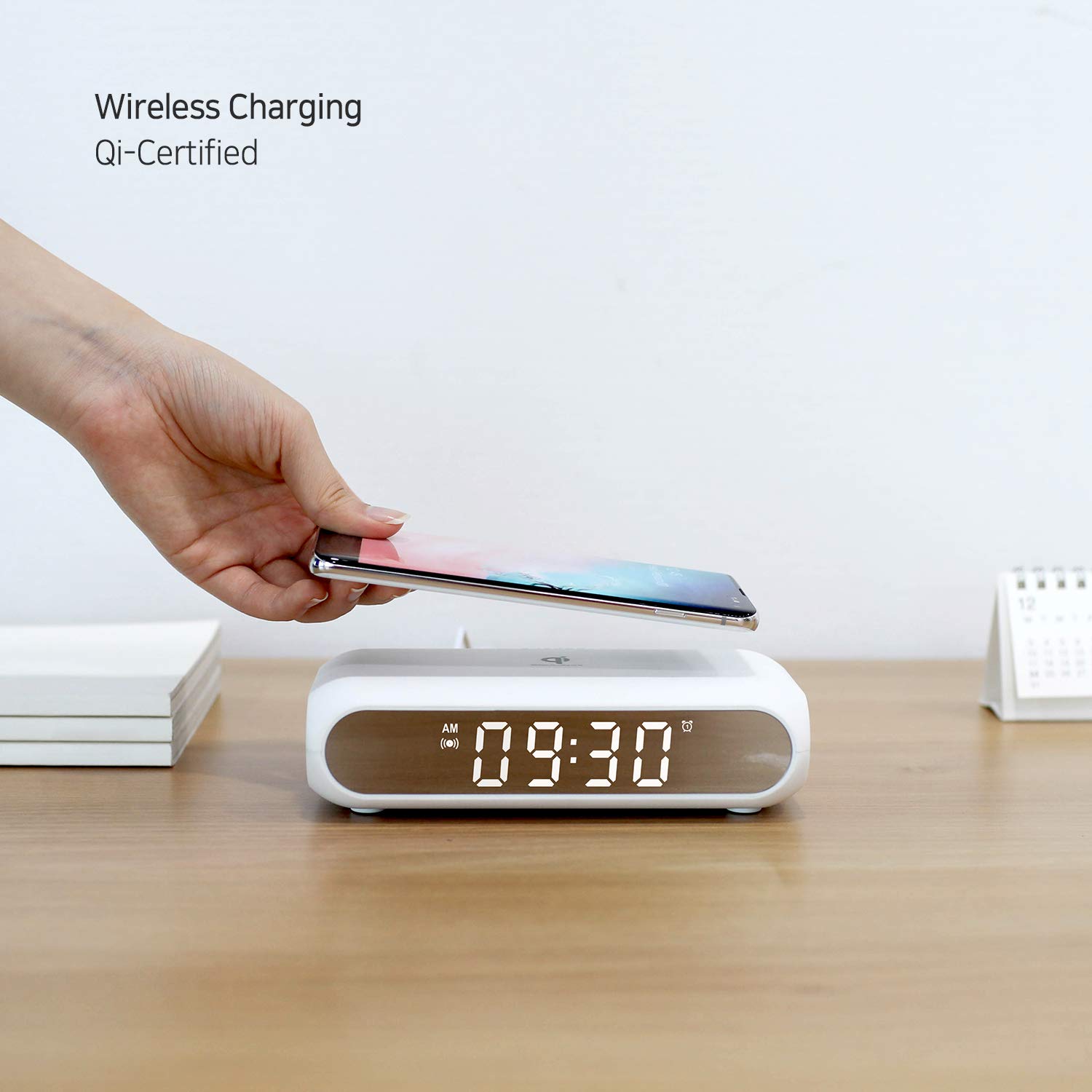 mooas Qi Wireless Charging Slim Mirror Orologio da scrivania (bianco), sveglia digitale compatta con porta USB, caricabatterie wireless per iPhone 8/8+/XS/XR/11/11Pro, Airpods, Samsung Galaxy