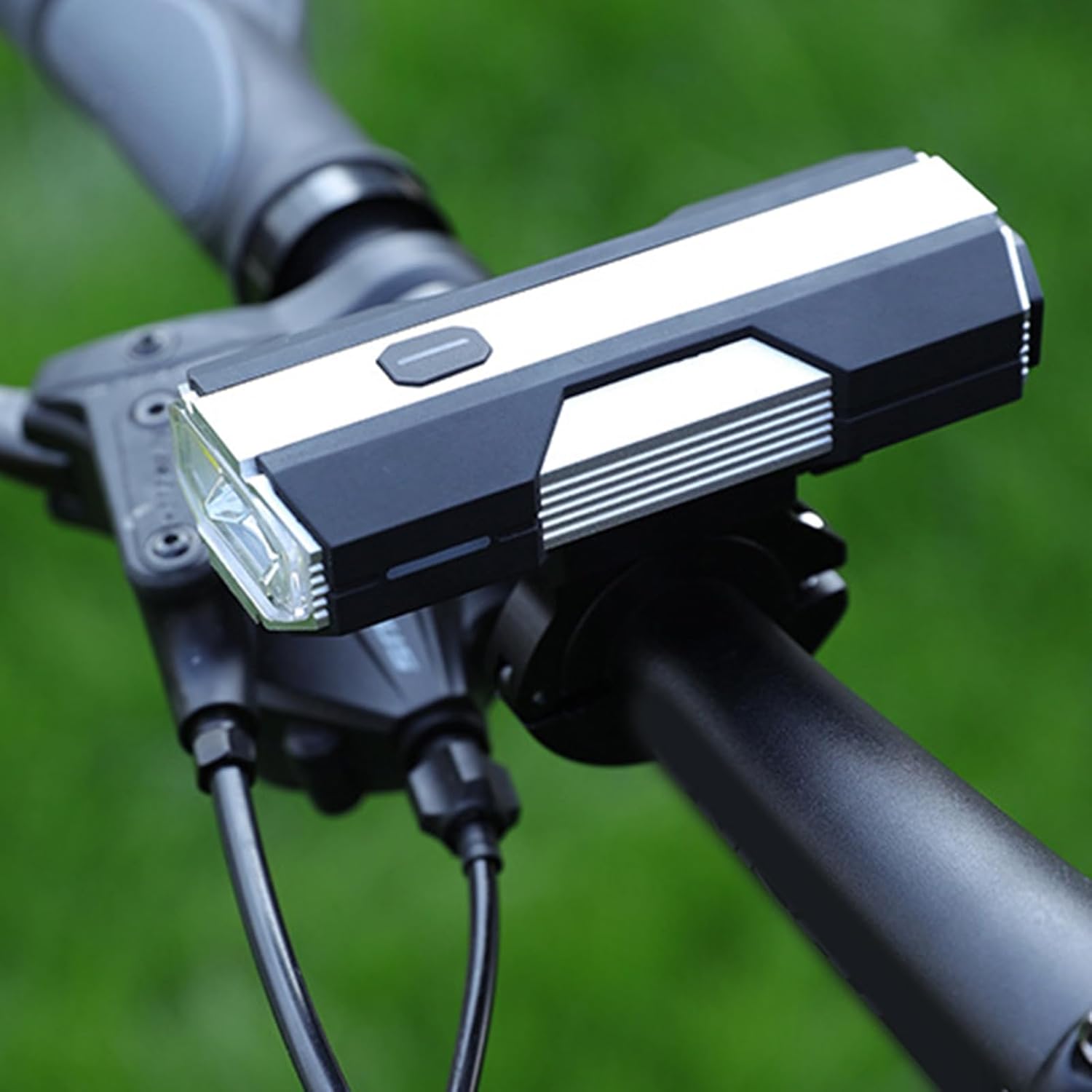 Powerful Bicycles Front Headlight Waterproofs Bright LED Road Bike Light USB Rechargeable Bike Light for Night Cycling
