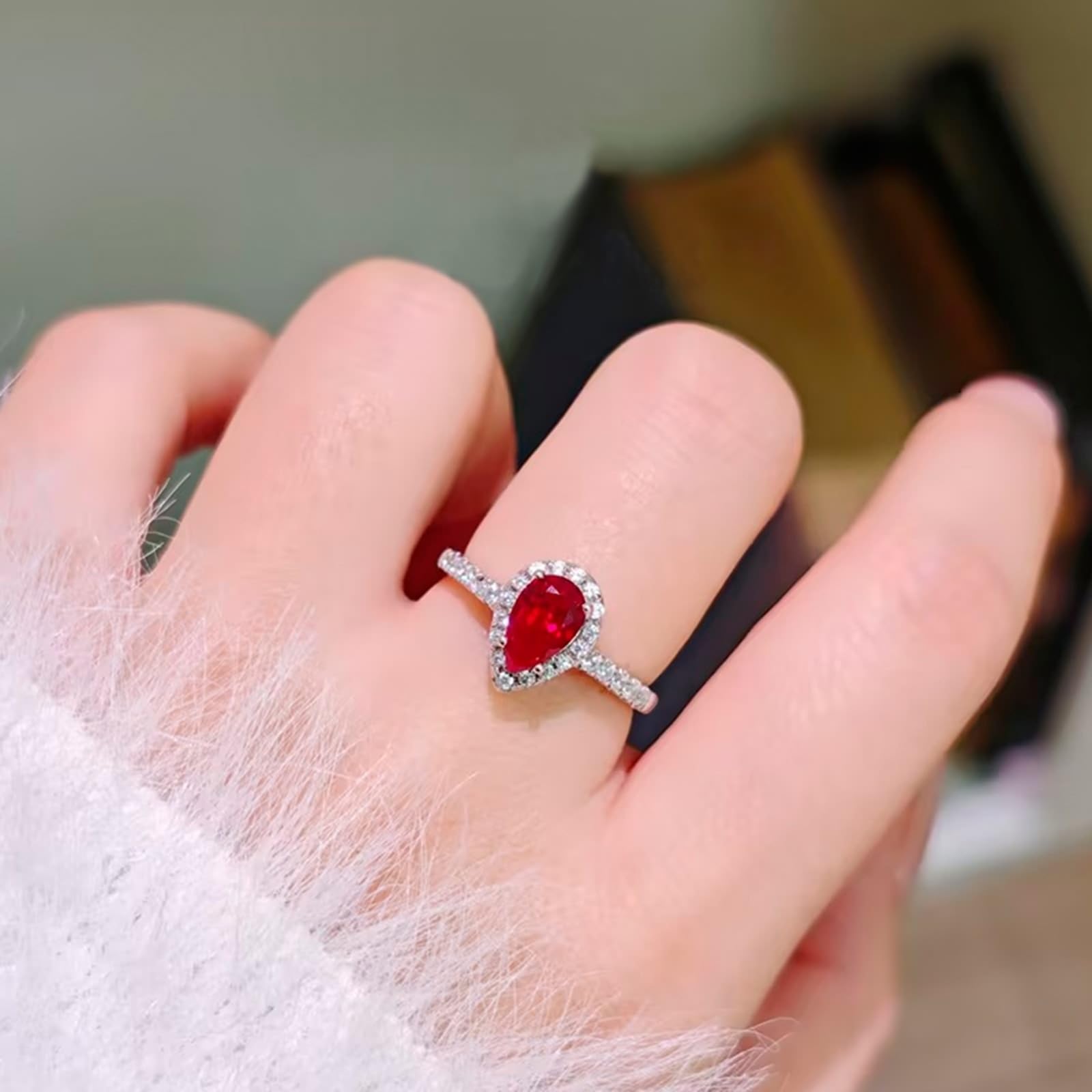 Alliance Femme Mariage Lot Bijoux Fantaisie Or Blanc 9K/14K/18K Élégant Rubis de Laboratoire à 3 Griffes, Design en Forme de Goutte D'Eau, 1,2 Ct, avec Moissanite Ronde Taille Mode pour Tante