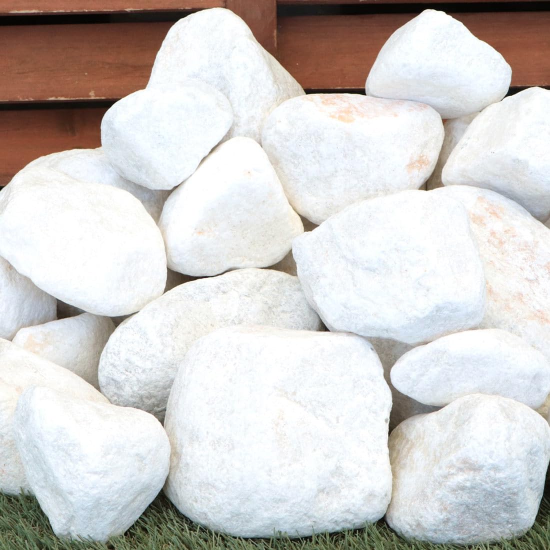 白く 丸い石 Amazon | 東海砂利 白玉石 50-200mm 18kg 庭 石 白 庭石 大きい