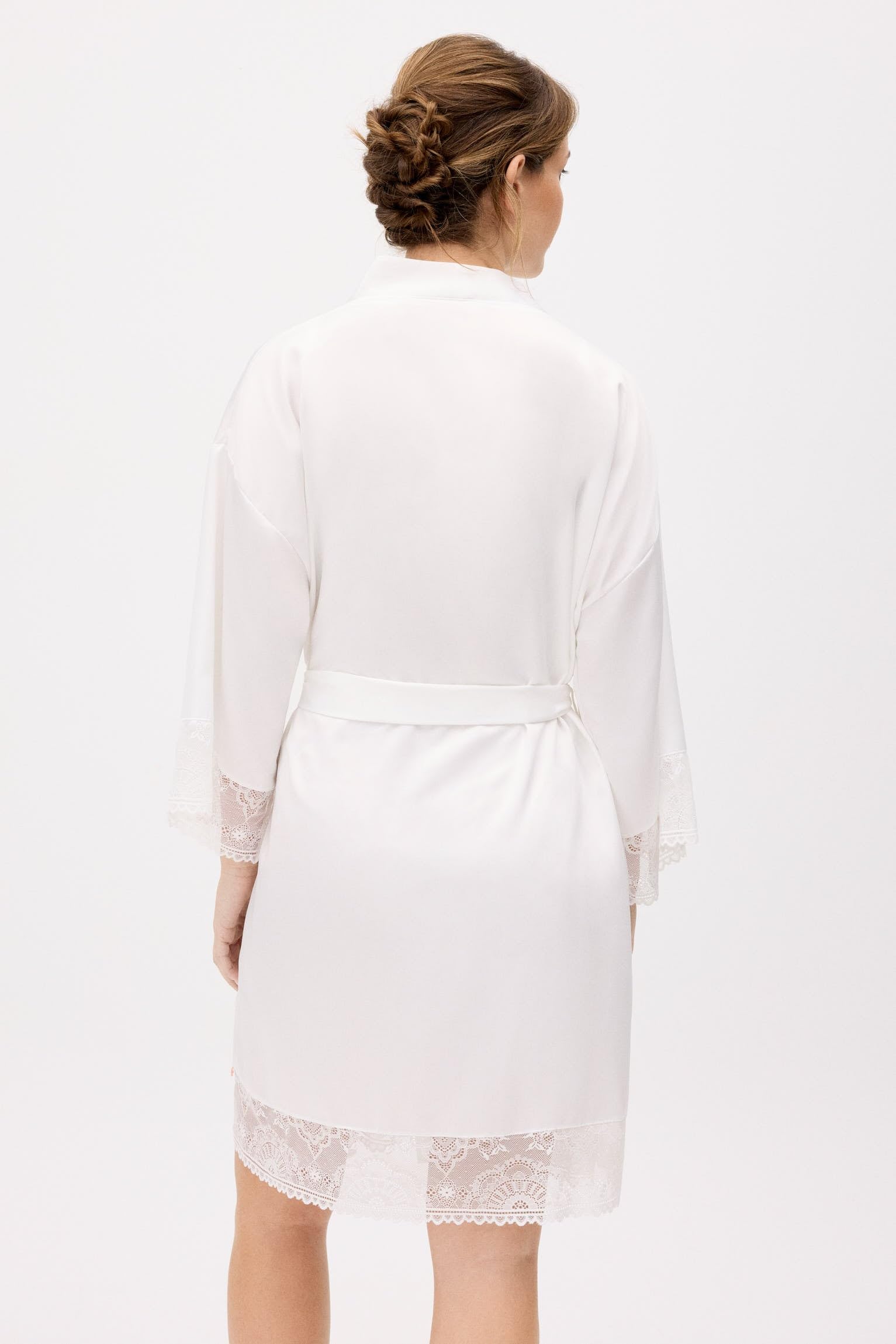 YSABEL MORA Bata de Manga Larga. Colección Bridal. Bata de Satén Ideal para Novias con Detalles de Encaje que Complementa Perfectamente el Ajuar de Novia..