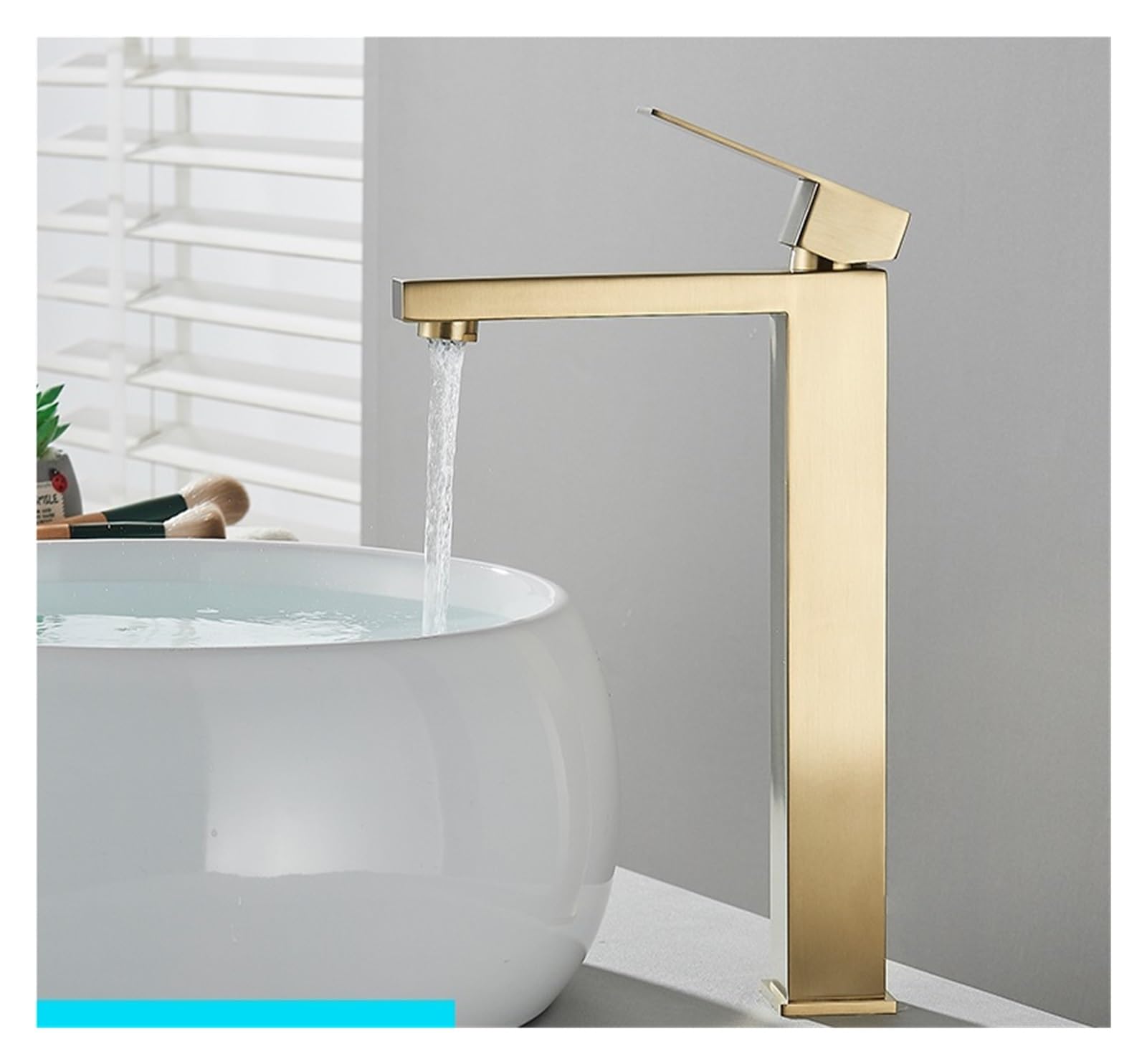 Lavabo carré gris en acier inoxydable et mitigeur or pour rénover une salle de bain