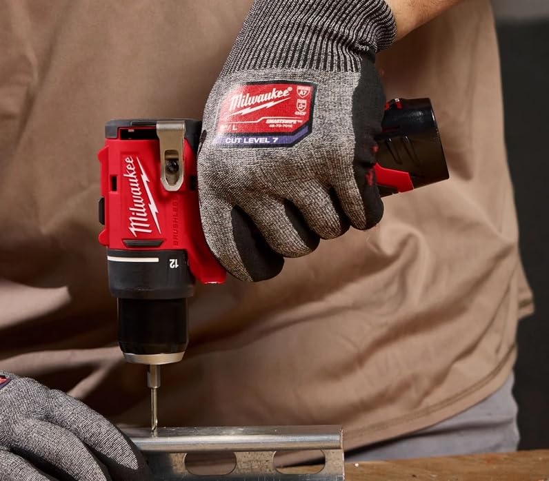 Milwaukee M12BLDDRC-202C - Kit compatto per trapano brushless da 12 V, 2 batterie da 2,0 Ah