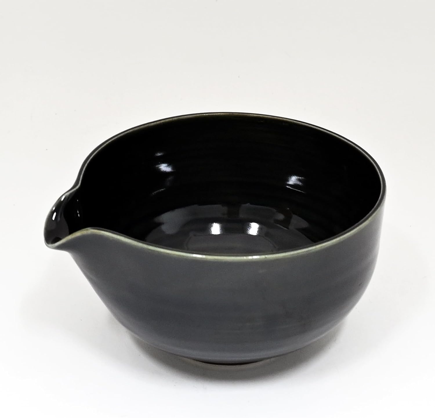 Urban Tokyo Yukiakari Katakuchi Matcha Bowl with Pouring Spout, Handmade Minoyaki Ceramic, Japanese Tea Ceremony Whisking, 18oz Made In Japan (Green Oribe)