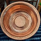 Entretien simple : pour nettoyer et entretenir votre bassin en cuivre, essuyez simplement la surface avec de l'eau savonneuse et séchez avec un chiffon doux. Une épilation régulière aidera à préserver la finition et l'éclat du cuivre pour les années à venir.