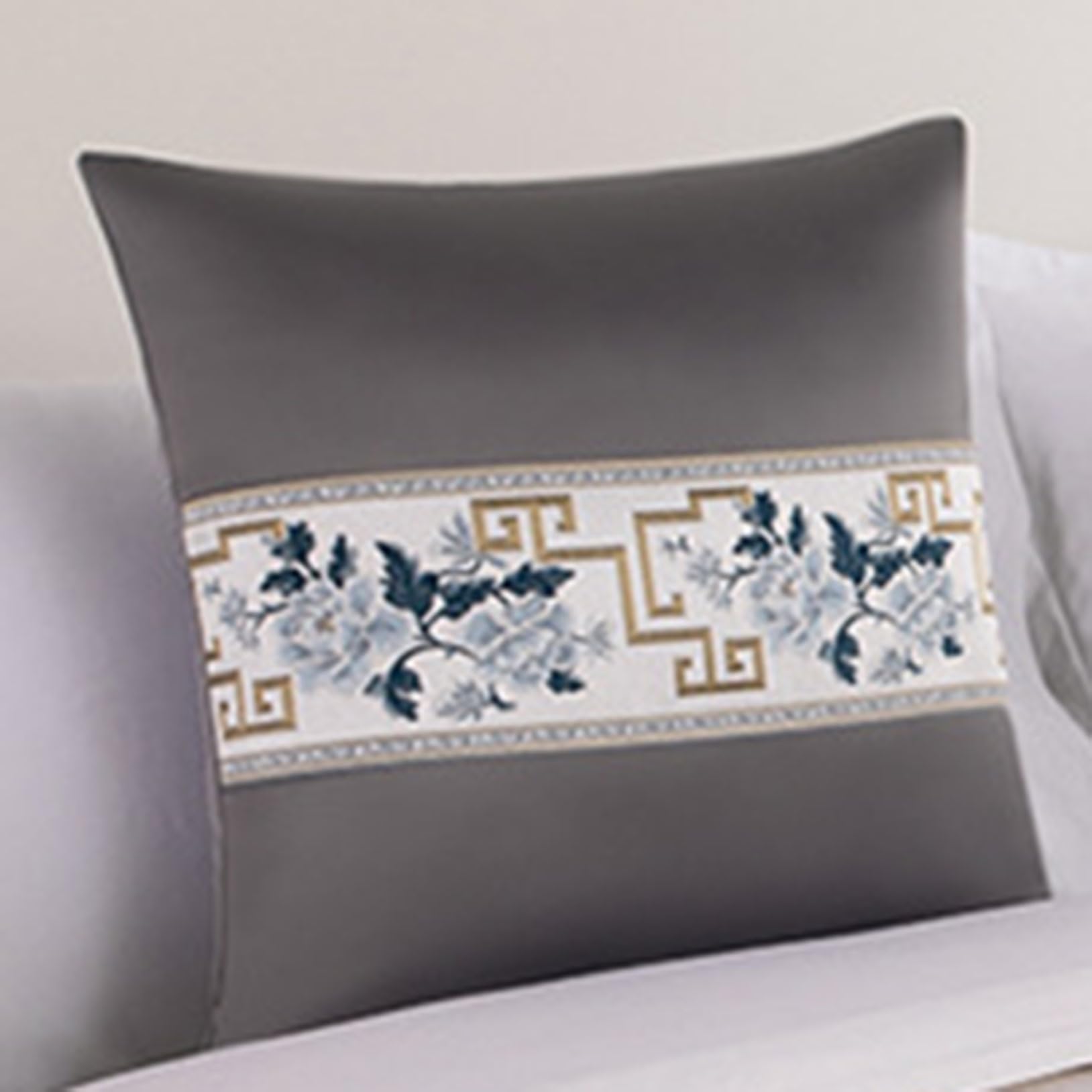Housse de lit pour très grand lit grise, protection pied de lit chic