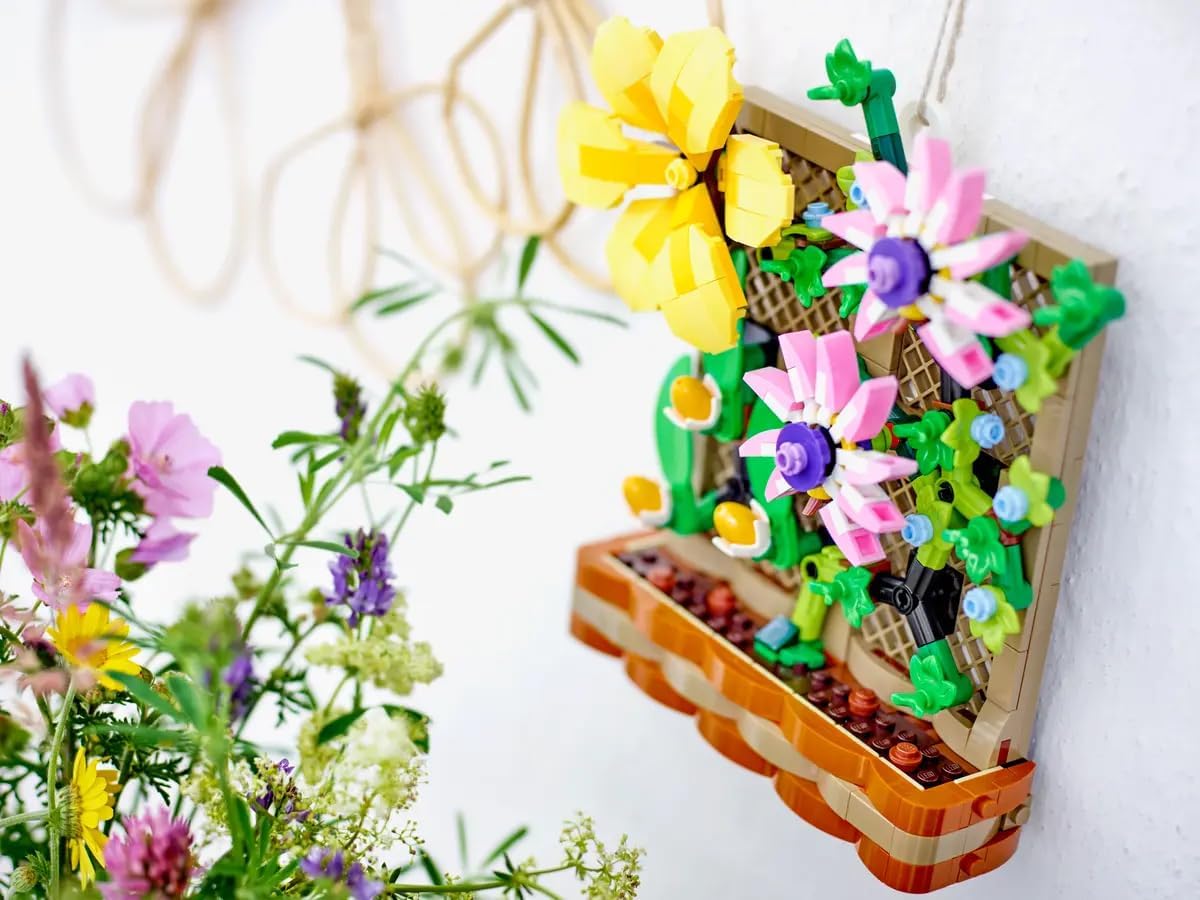 LEGO Flower Trellis Display 40683 - Spring Floral Home Decor Set with Vibrant Blooms and Trellis Detailing for Kids and Adults (440 pcs)