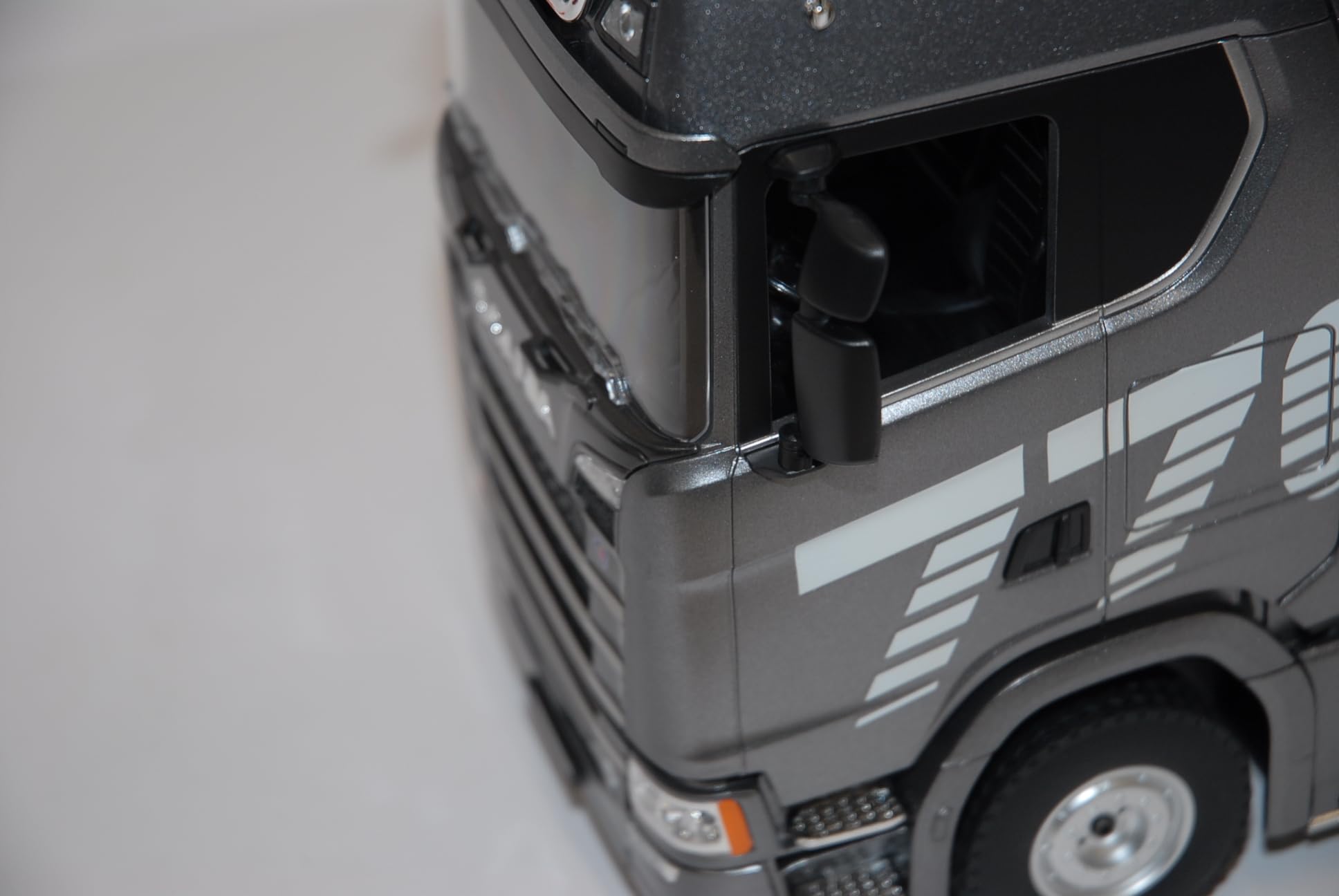 Camion RC 1/18 Huina 1501 Scania 770S V8 Grigio – 19 Canali 2.4 GHz con Luci e Suoni