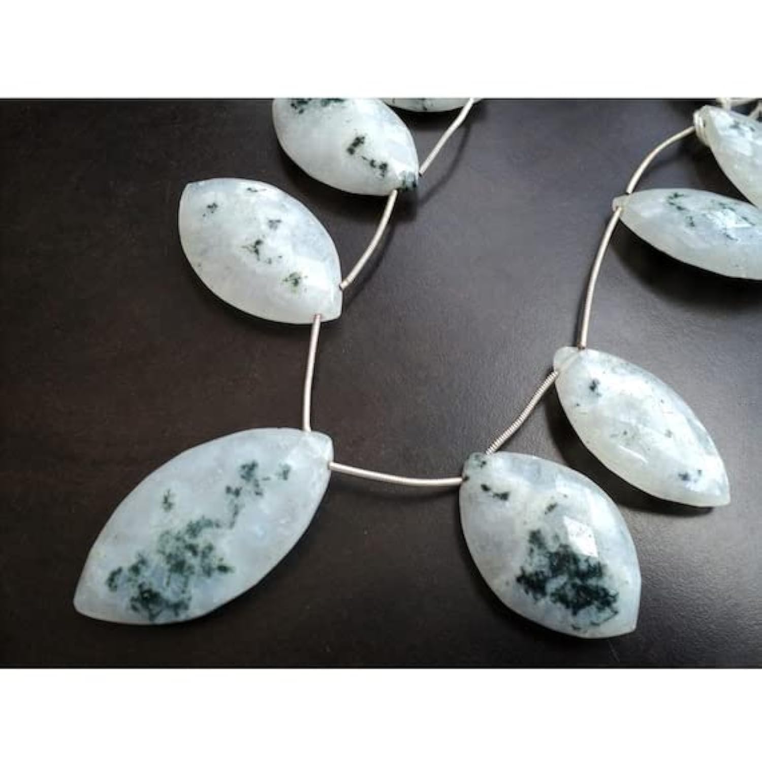 Agate mousse briolette grand format pour structurer vos pendentifs et sublimer vos designs.