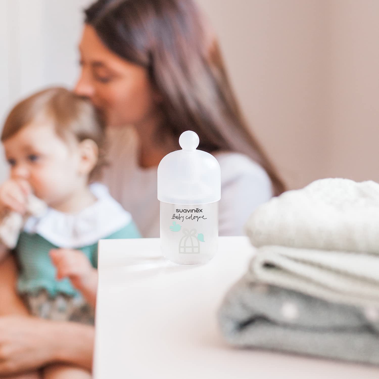 Suavinex, Borsa termica per neonati. Frigorifero per bambini con kit cosmetico. Include: Colonia Baby Cologne 100 ml + Gel Shampoo Syndet 300 ml + lozione idratante 300 ml + pomata pannolino, corallo