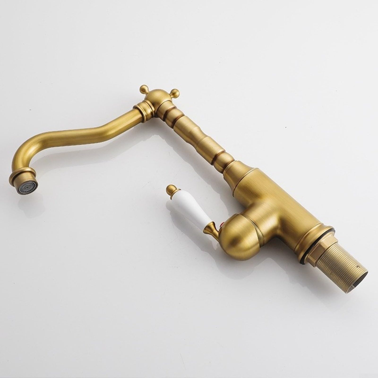 Grifo para fregadero de cocina de latón antiguo con boquilla giratoria de 360°, control de una sola manija para un flujo preciso, construcción sólida para casa de campo