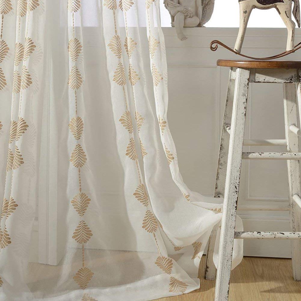 Rideau voilage brodé or et blanc pour sublimer votre chambre
