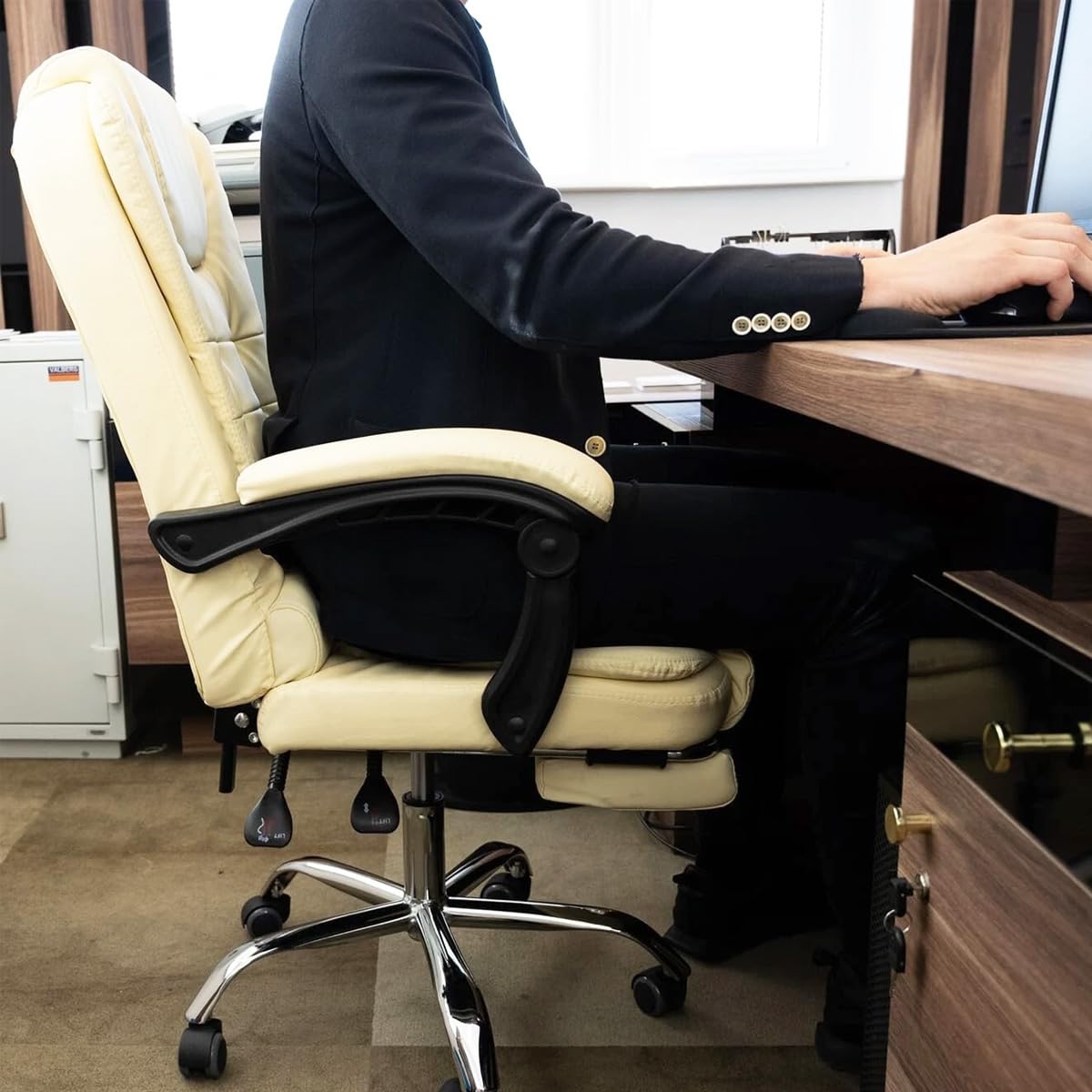 BAKAJI Poltrona Sedia Scrivania Ufficio Massaggiante e Riscaldante in Ecopelle Similpelle Schienale Reclinabile Base con Ruote Rotazione 360 gradi Direzionale Altezza regolabile (Bianco)