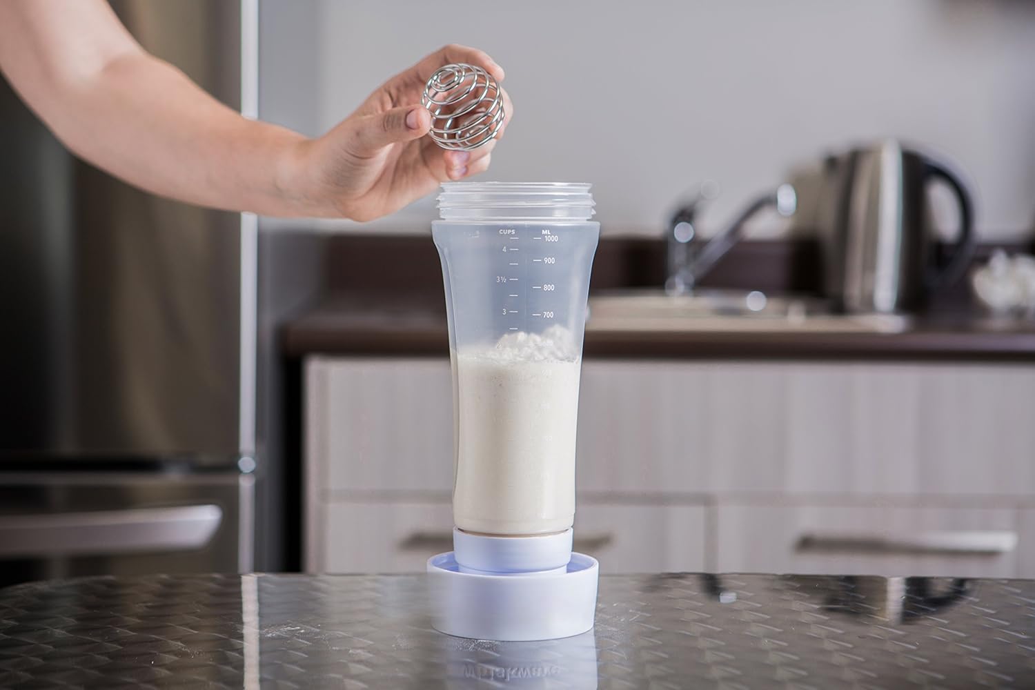 MallArt® Pankek & Krep Hamuru Karıştırma ve Dökme Şişesi – 1 Litre | Ölçü Çizgili, Karıştırıcı Toplu, Sıkma Başlıklı Hamur Hazırlama Şişesi | Kahvaltı & Tatlı Hamuru için Plastik Şişe
