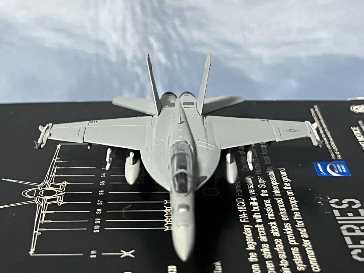 Amazon | ホーガン ウィングス製 Mシリーズ F/A-18F 1/200