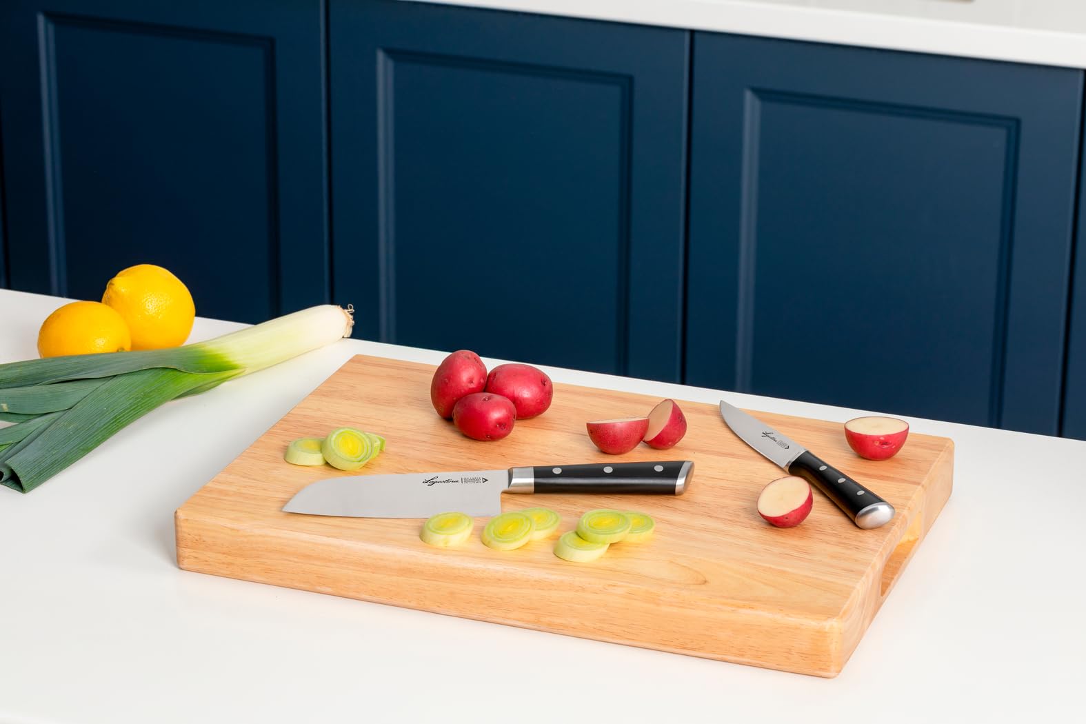 Lagostina Iceforce, Set Coltelli da Cucina, Ceppo in Legno con 5 Coltelli in Accaio Inox, Confezione con Coltello Pane 20cm, Coltello Chef 20cm, Coltello Santoku 18cm, Multiuso 11cm e Spelucchino 9cm
