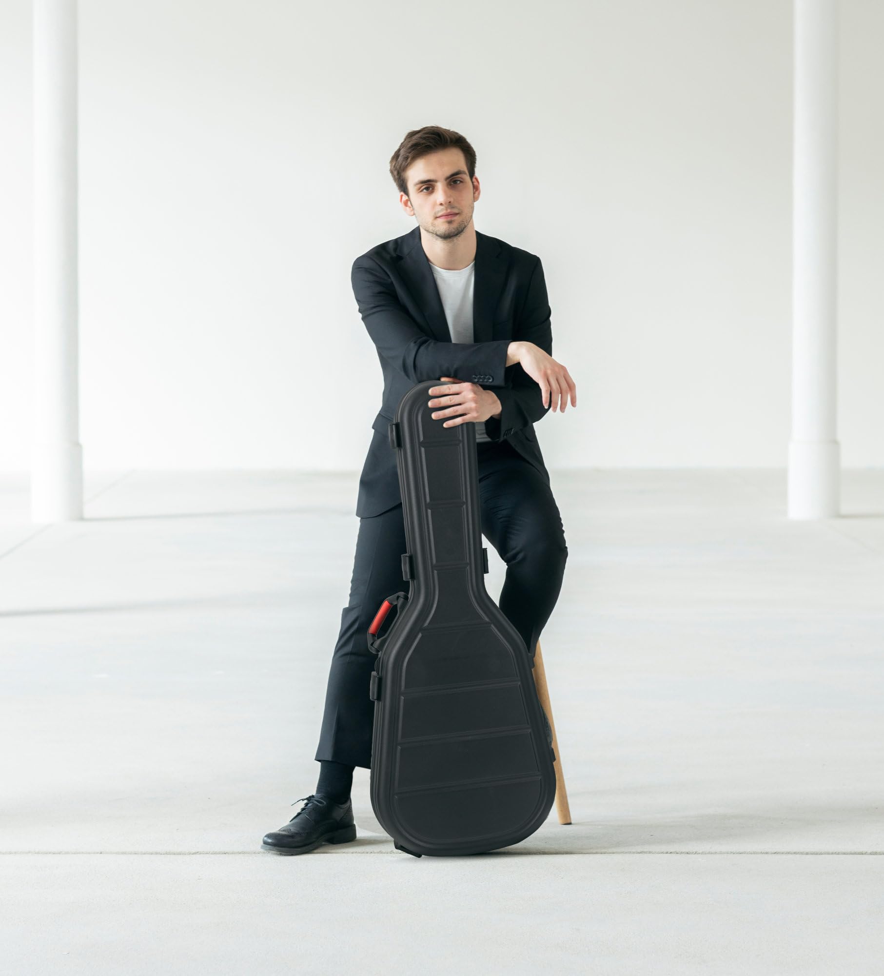 Shaman KGPC-5122BK Klassikgitarren Case Schwarz - Aus stabilem PolypropylenInnen - Mit schwarzem Plüsch ausgekleidet - Mit 6 Schnappschlössern gesichert - Passend für Klassische Gitarren in 4/4-Größe
