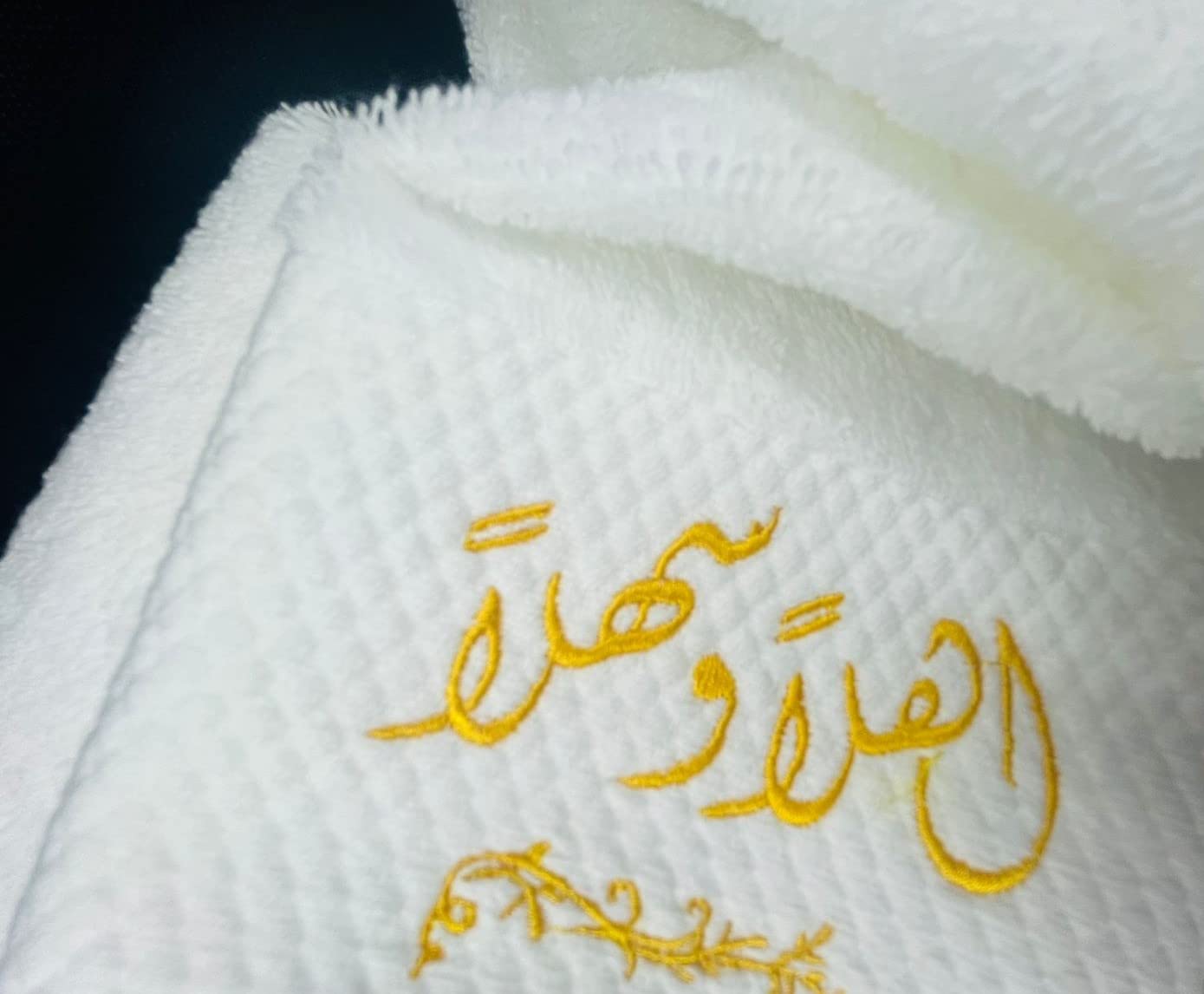 N/3 N3ma - Luxury Hand Towels (4 Pack, 35 x 35 cm) - 100% Combed Cotton, Ultra Soft and Highly Absorbent, Hotel & Spa Quality Hand Towels (White & Gold)