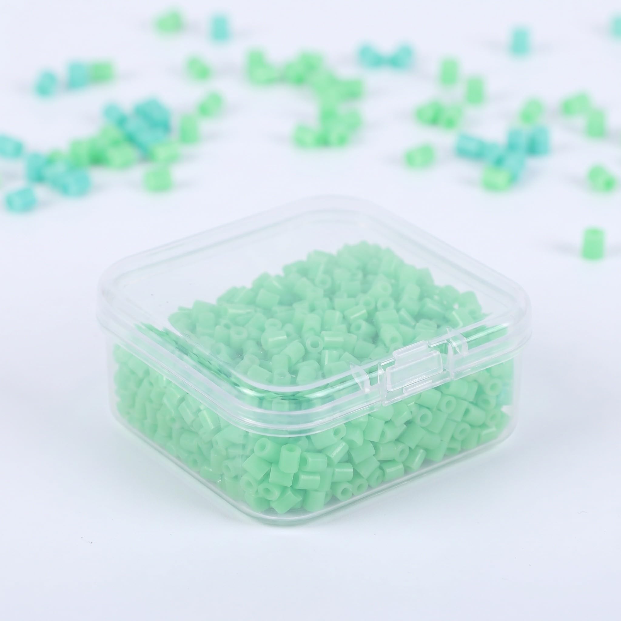 Lurrose Kit de perles à repasser (1 boîte) - 2,6 mm, 48 couleurs, recharge pour loisirs créatifs avec étiquettes de couleur, idéal pour les projets artistiques sur plaque perforée, fournitures