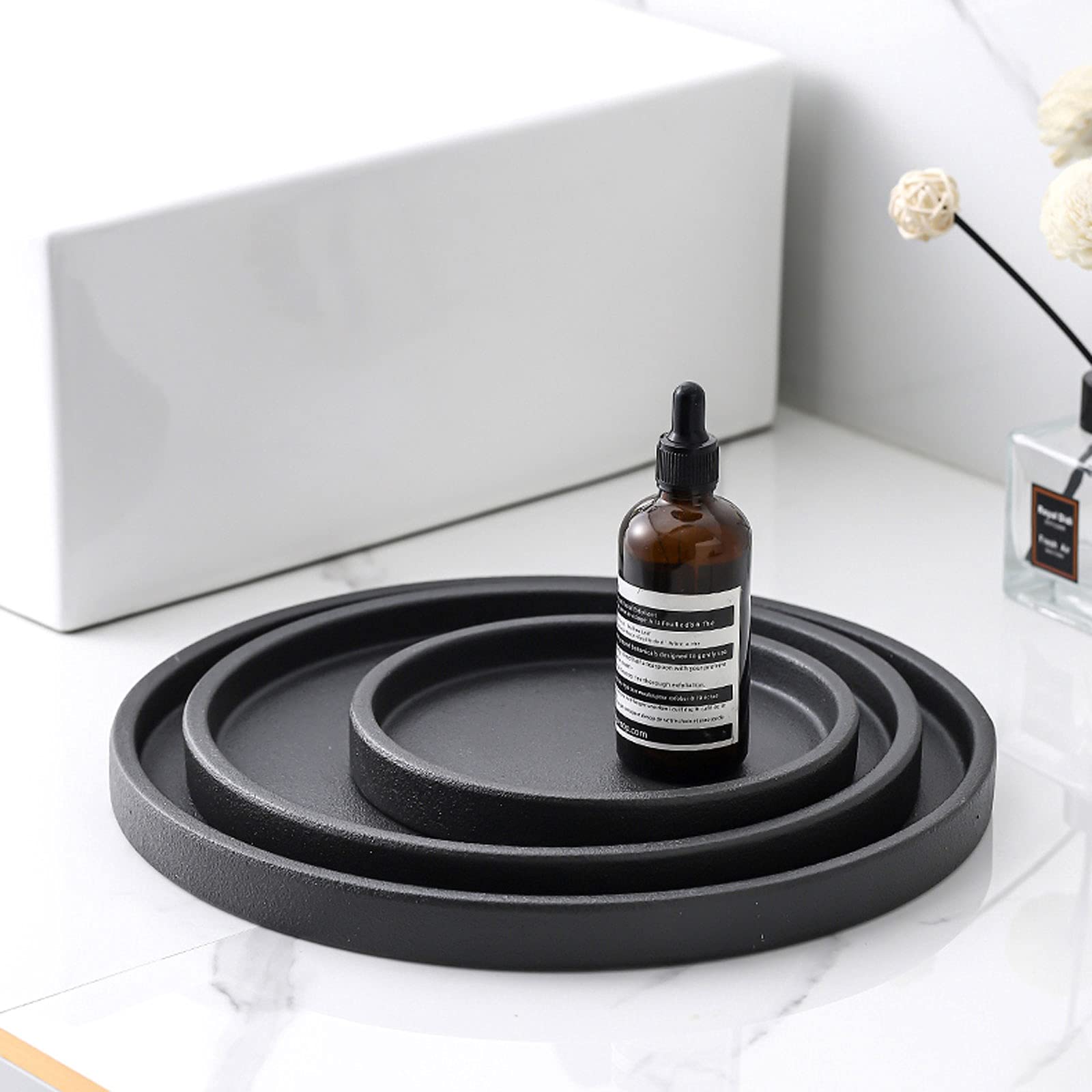 Taca do serwowania okrągła ceramiczna tacka na toaletkę, organizer na toaletkę do łazienki taca na perfumy taca na biżuterię na chusteczki higieniczne, świece, mydło, ręcznik, czarne tace dekoracyjne (rozmiar: M)