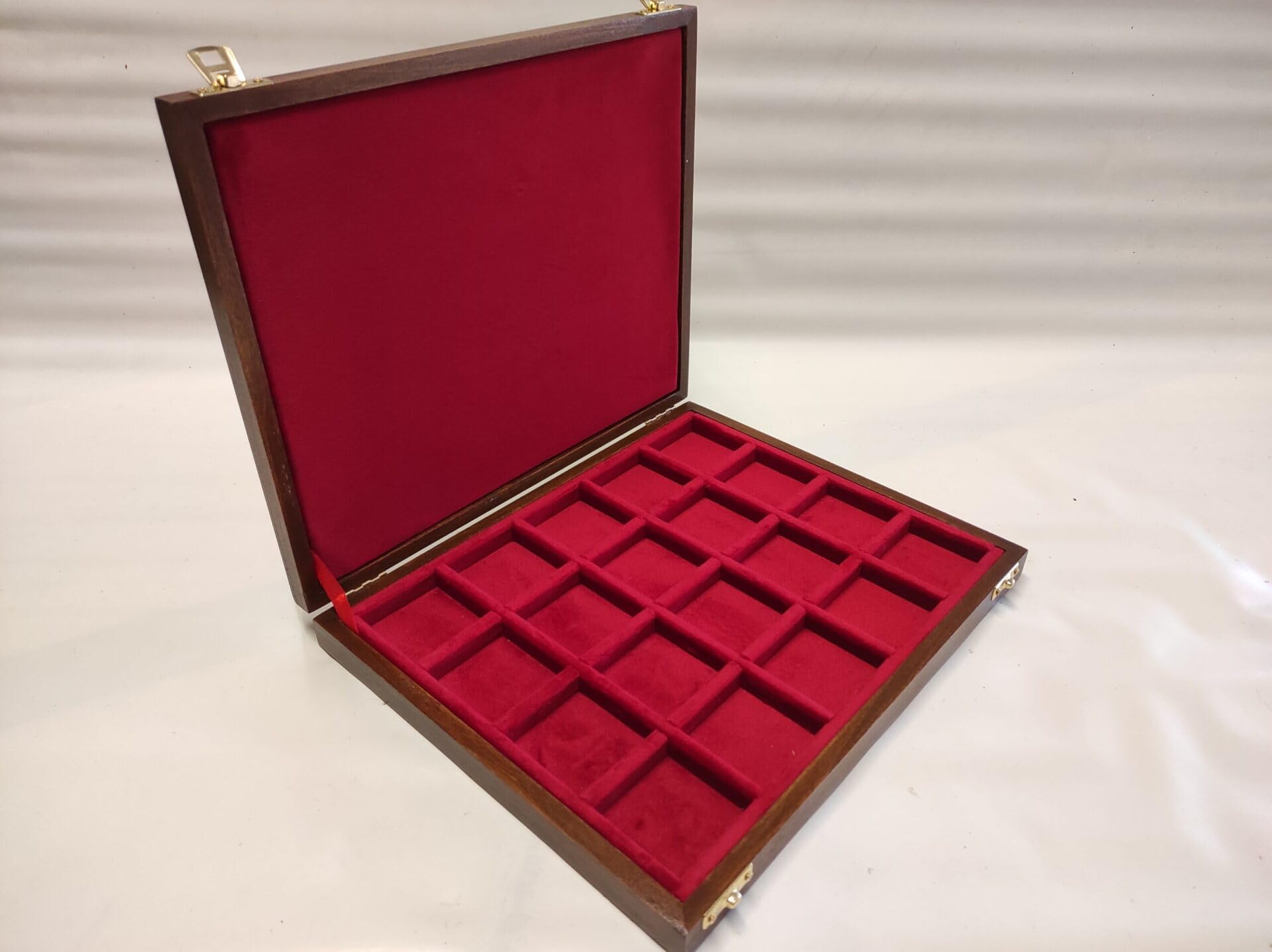 Caja para Monedas y medallas 20 Compartimentos 50x50mm, Madera Maciza Artesanal, Terciopelo a Elegir, numerada con Certificado, Hecha a Mano en Italia