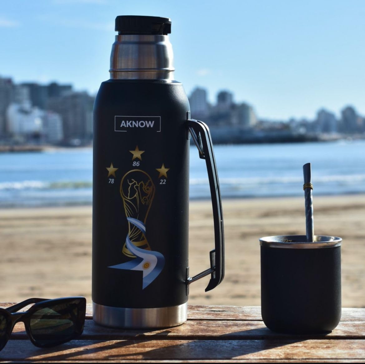 Thermo Argentino Mate Water World Cup Botella de acero inoxidable con bandera argentina 1LT (negro)