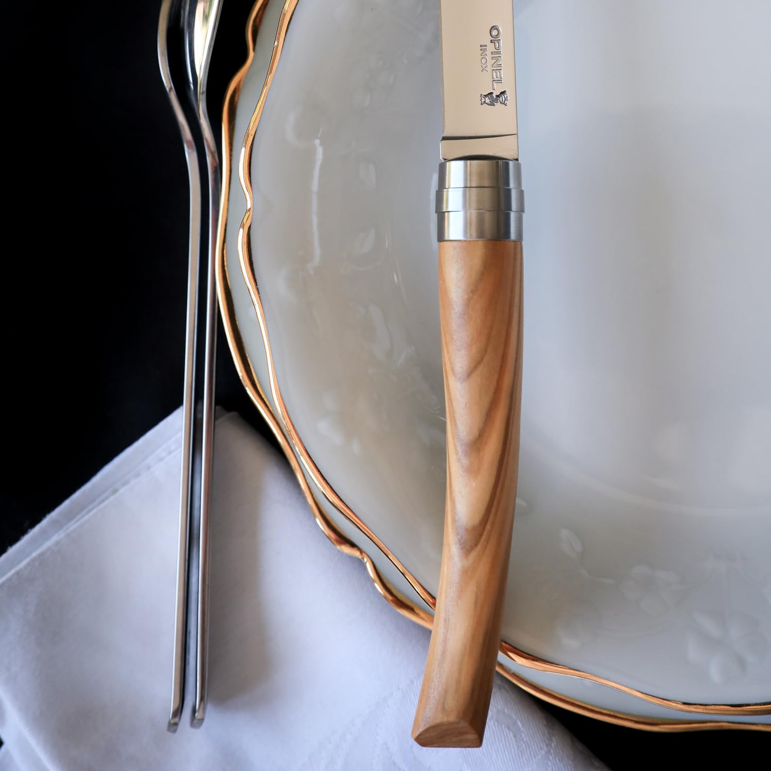 Opinel - Coffret 4 Couteaux de Table Chic Olivier - Lame Traditionnelle Yatagan Acier Inox - Manche Bois d'Olivier - Garantie à Vie - Fabrication Française