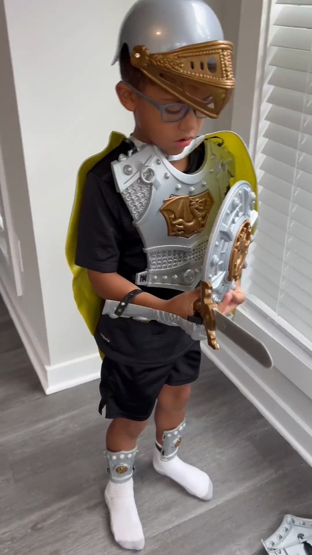 Disfraz completo de caballero medieval para niños con casco y accesorios miniatura 7