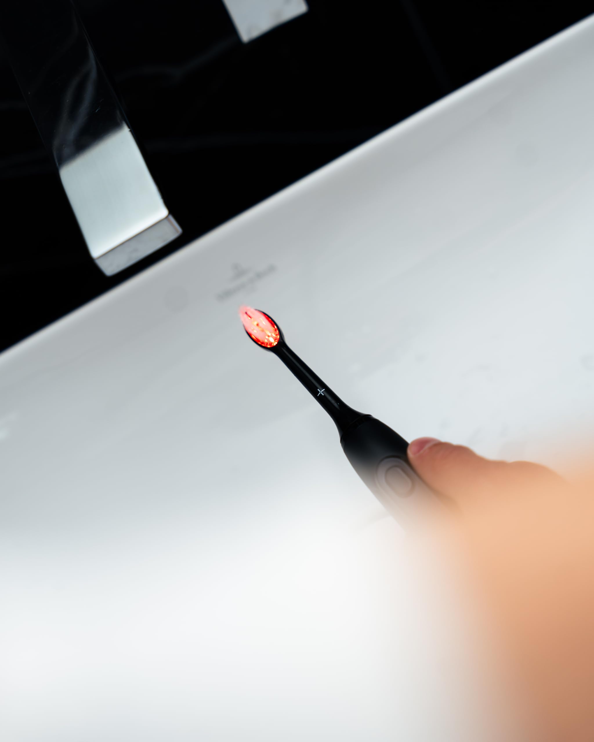 Mund+ Elektrische Zahnbürste mit Redlight Technologie, Schallzahnbürste (Rotlicht) mit 2 Aufsätzen, Travelbox & Ladestation in Schwarz