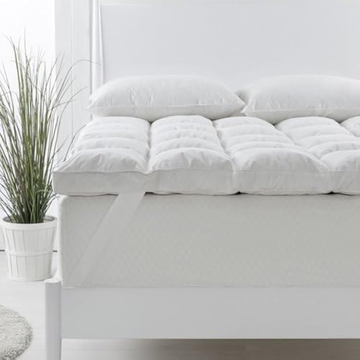 DORMICO Comfortable Mattress Topper, Fluffy Soft Topper Comfortable Breathable Foam Noiseless 550 GSM Soft bed topper that ensure stability, 6 size available (White, Single 100 X 200 x 5 Cm)