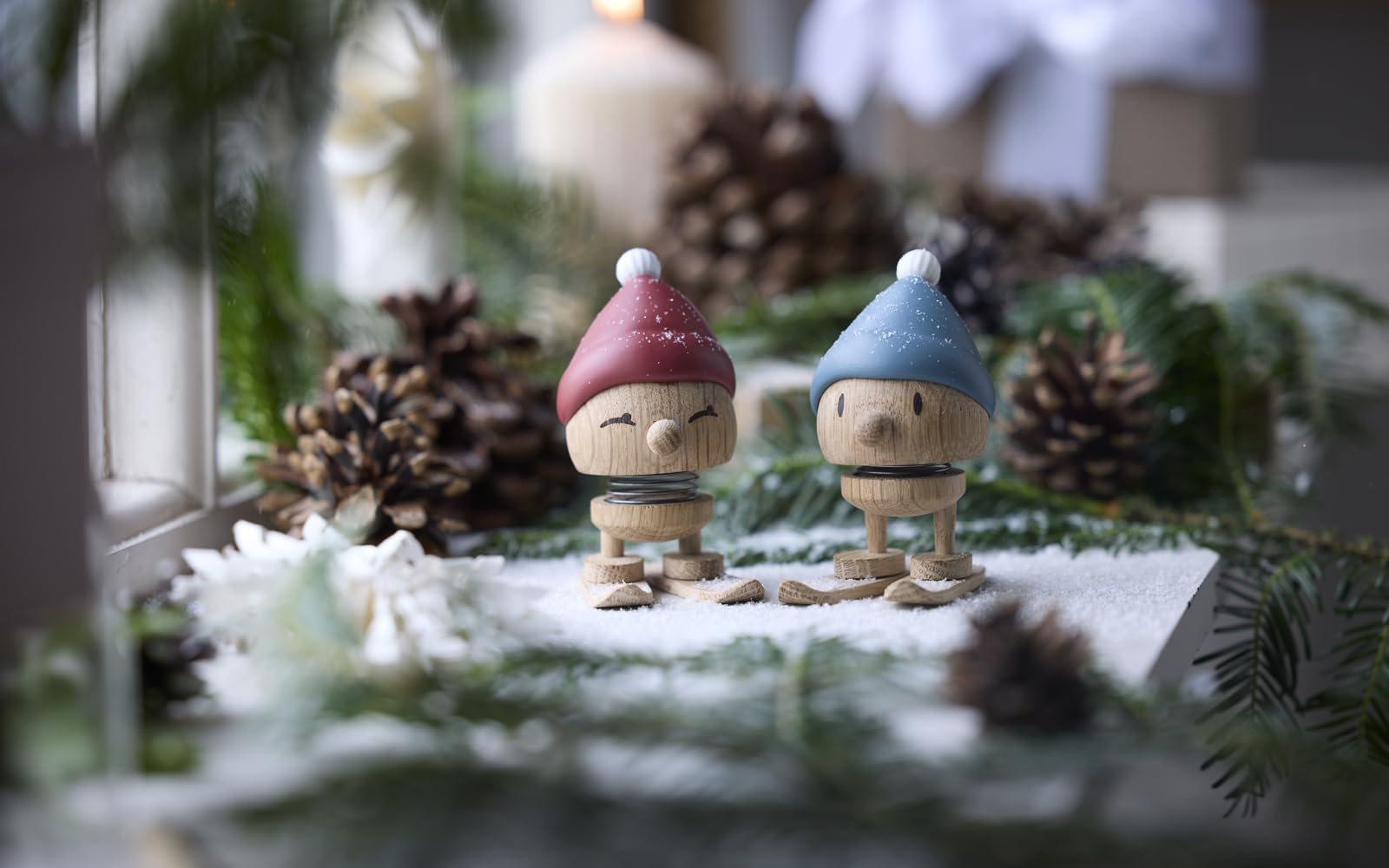 Hoptimist Skiing Bumble Décoration de Noël en Bois, Petite décoration hivernale, décoration Ski, Figurine Skieur pour Noël, diamètre 4,8 cm, Hauteur 9,6 cm, Petit Format, chêne/Baie