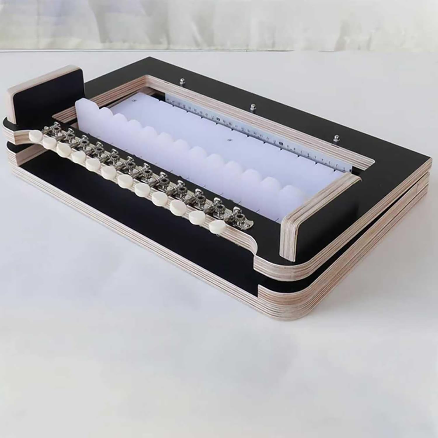 Ce Coupe-Savon Artisanal Permet de découper de 1 à 12 savons, avec Un intervalle de Coupe Fixe de 2,5 cm. C'est Un Outil en Bois idéal pour la Fabrication de savons, la Taille de Bougies, Le