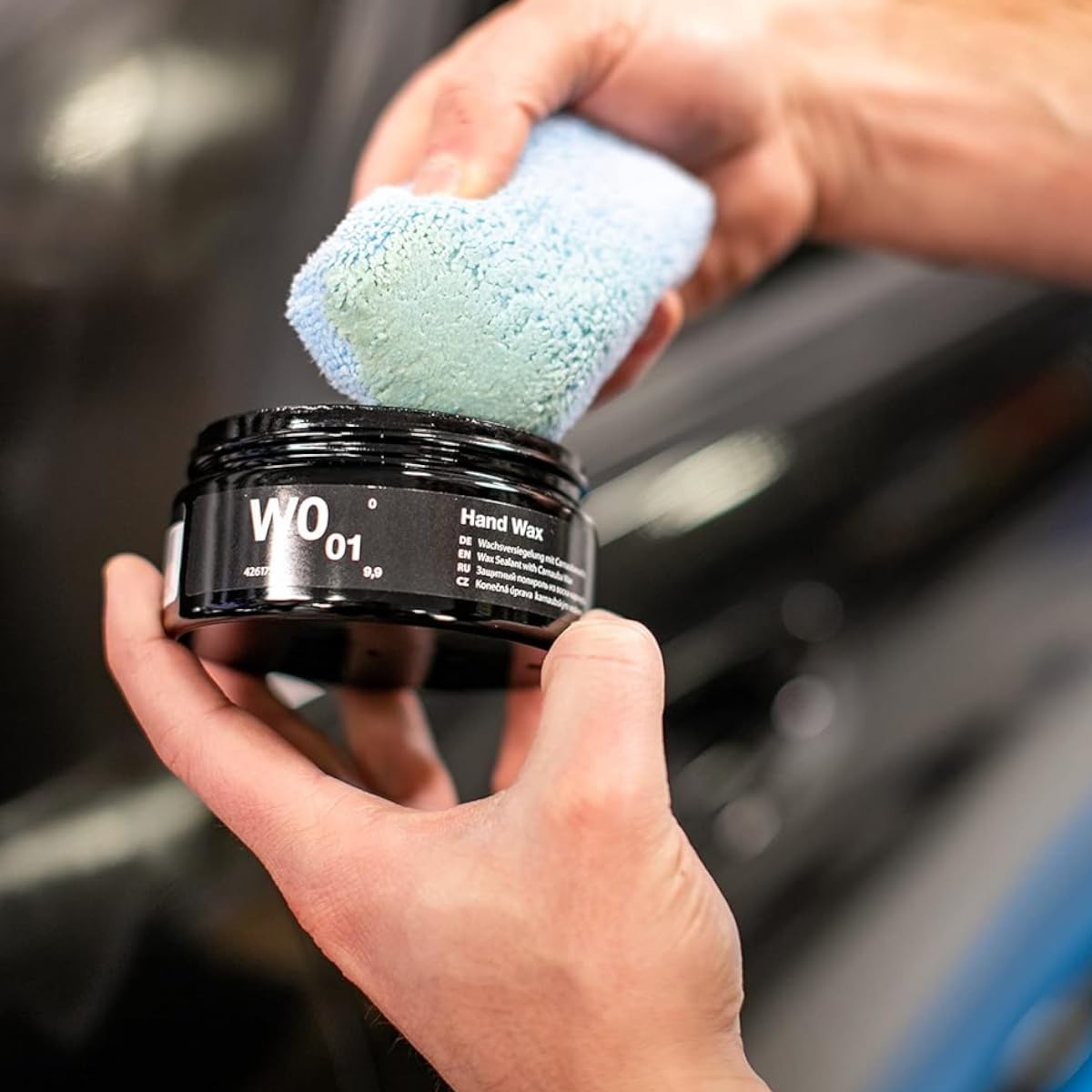 Koch Chemie Hand Wax W0.01 High End Autowachs Versiegelung Set | Lackschutz Autowachs | wasserabweisende Lackvesiegelung mit 1 Mikrofaser Poliertuch & 1 Mikrofaser Applikator