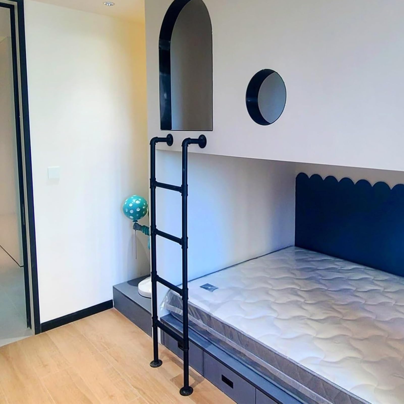 Escalera de pared para sótano y ventana con diseño de tijera
