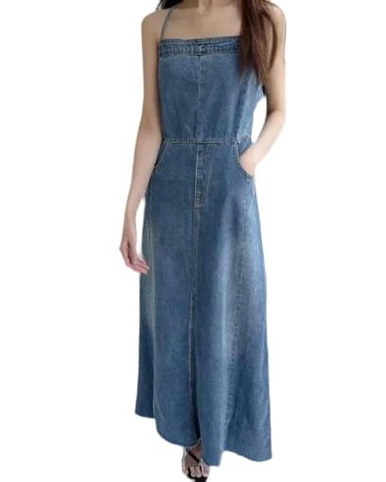 Robe en jean d'été longue idéale pour vos sorties urbaines ensoleillées