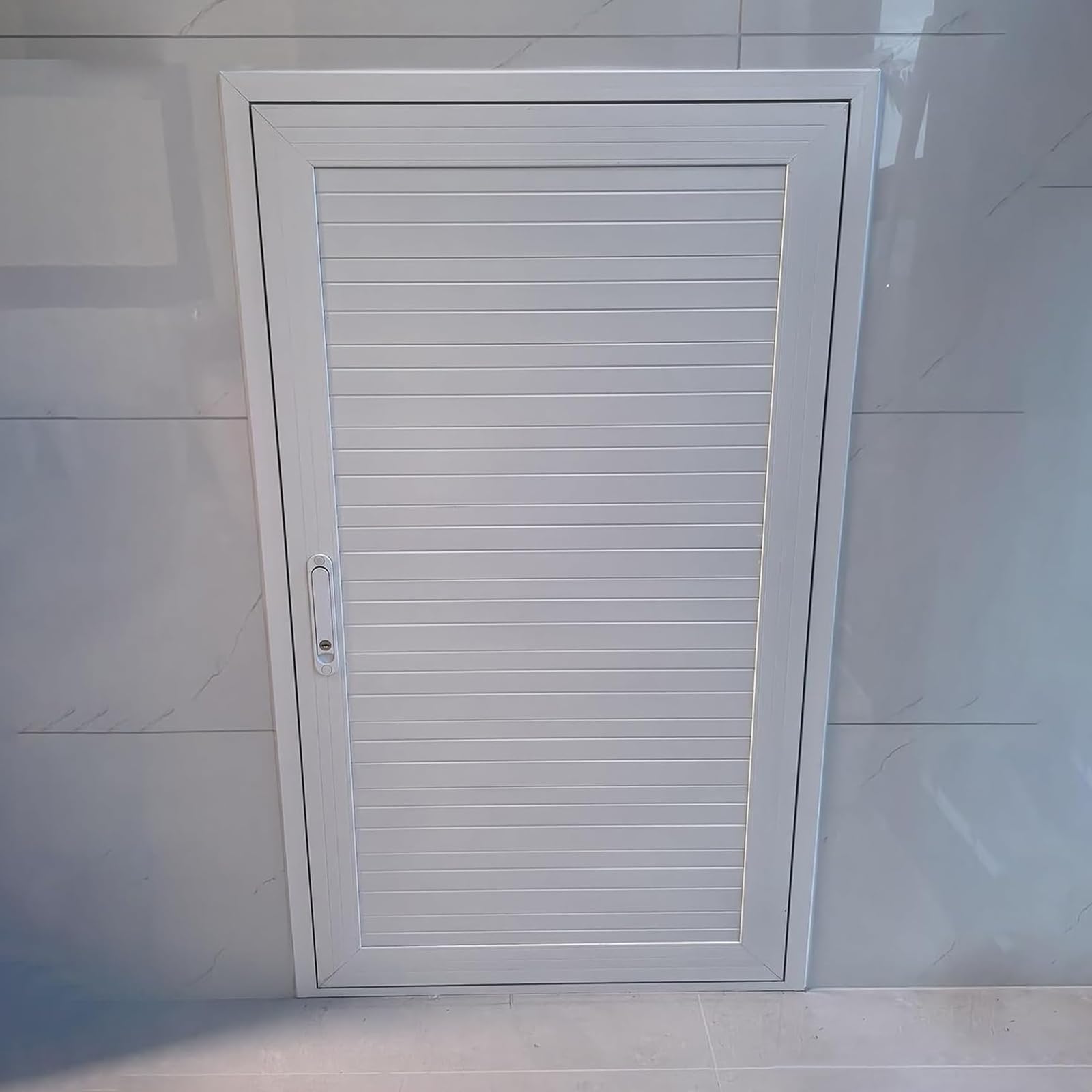 Porte d'inspection murale pour cacher et sécuriser les compteurs de maison