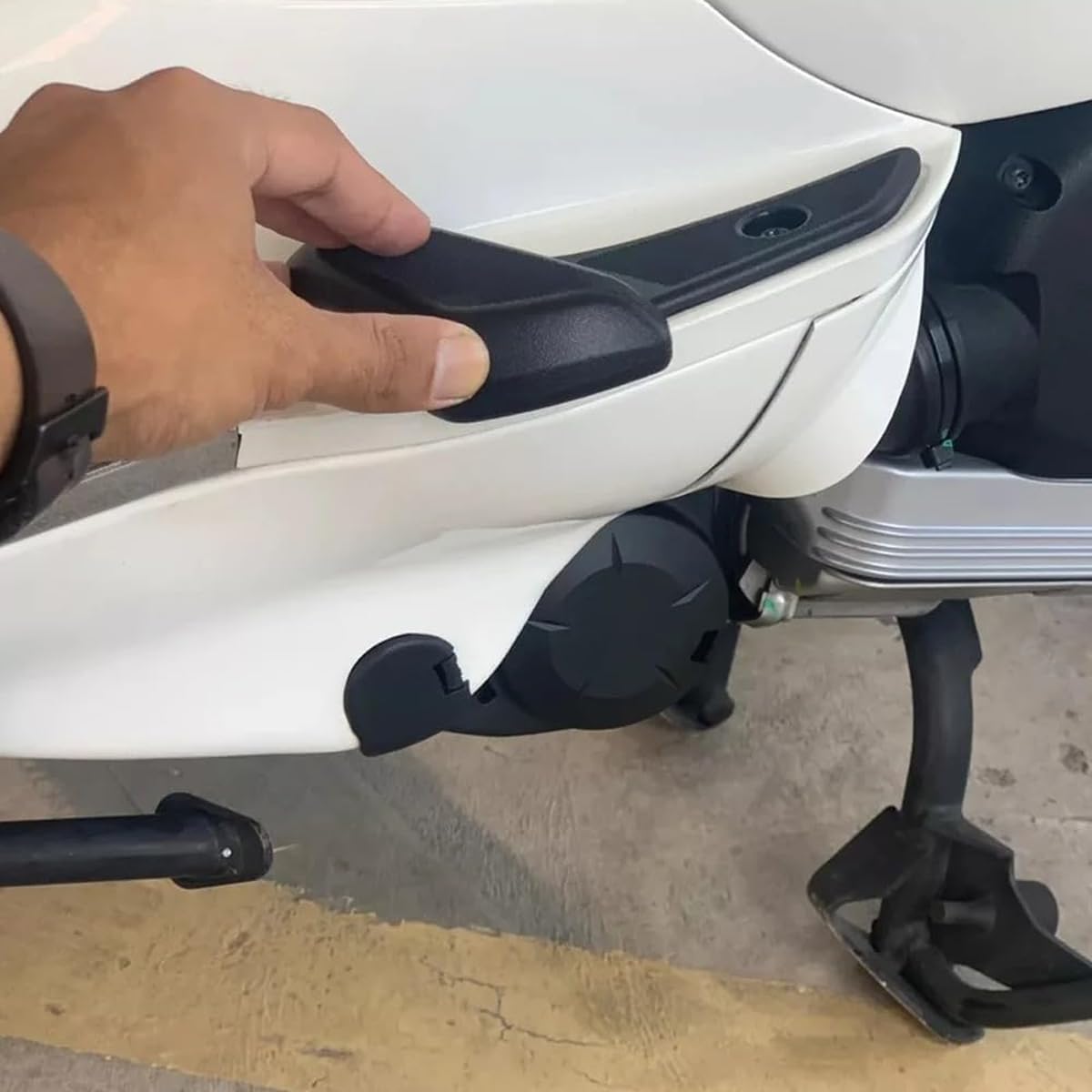 1 paio di pedane posteriori per moto, pedali poggiapiedi passeggero in plastica zincata, ricambio per Vespa Sprint Primavera 50 125 150