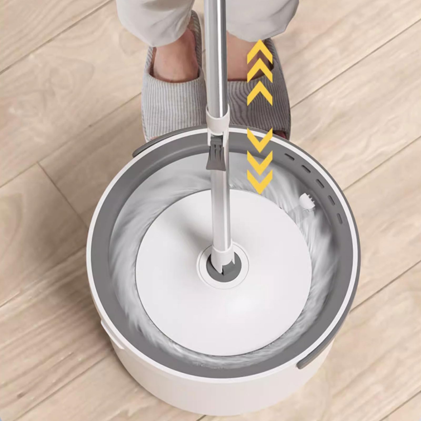 Este Juego de fregona y Cubo Giratorio con escurridor - Sistema de separación automática de Agua Sucia y Limpia - Cabezal Giratorio de 360° y 5 Almohadillas de Microfibra reemplazables para