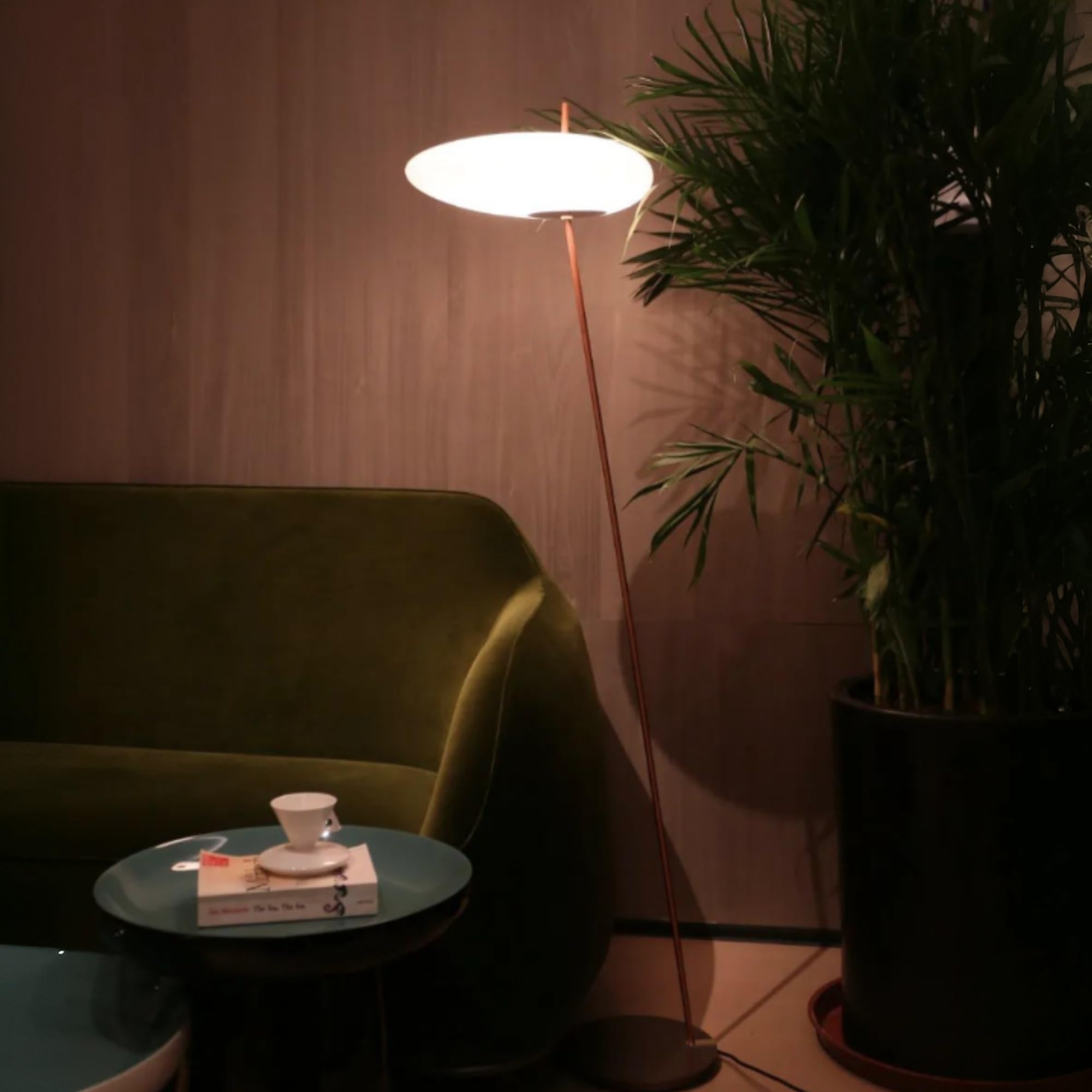 BARCELONA LED Duża Lampa Podłogowa LED CCT z Kloszem Ø40cm, Stabilna Podstawa z Czarnego Marmuru, Korpus w Kolorze Różowego Złota, Mleczny Dyfuzor PP, 12W Zmiana Barwy Ciepła/Neutralna/Zimna