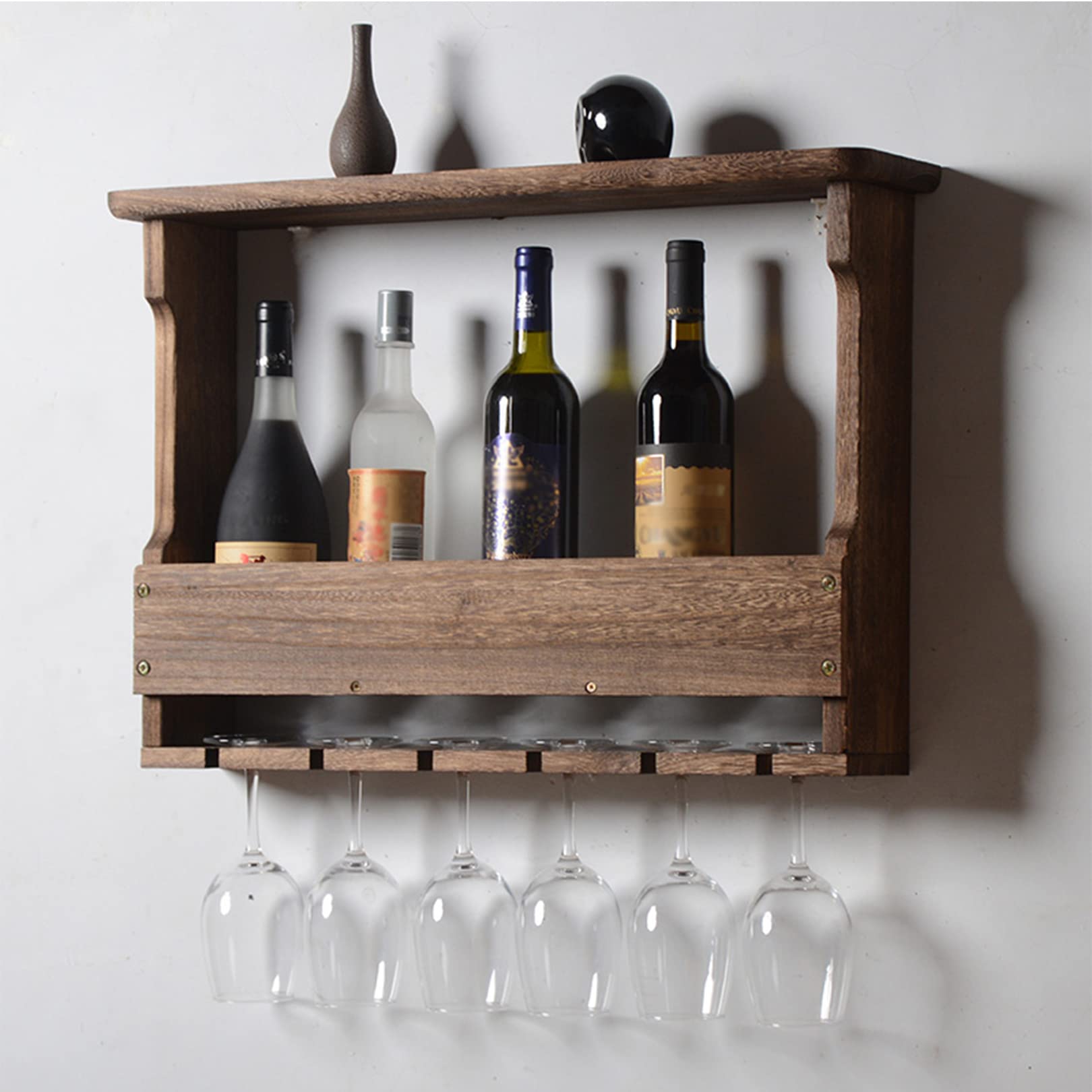 Casier à vin en bois rustique : un écrin mural vintage et authentique pour vos grands crus