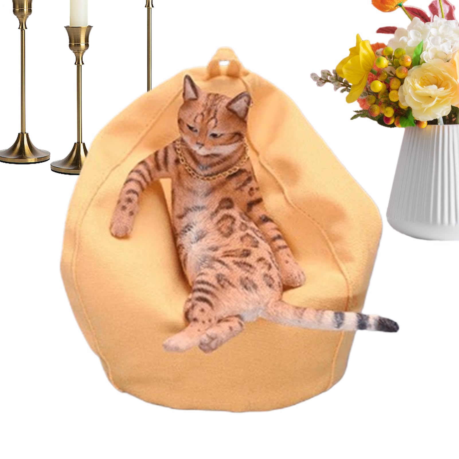 Jolie figurine de chat mignon avec canapé pour intérieur cocooning