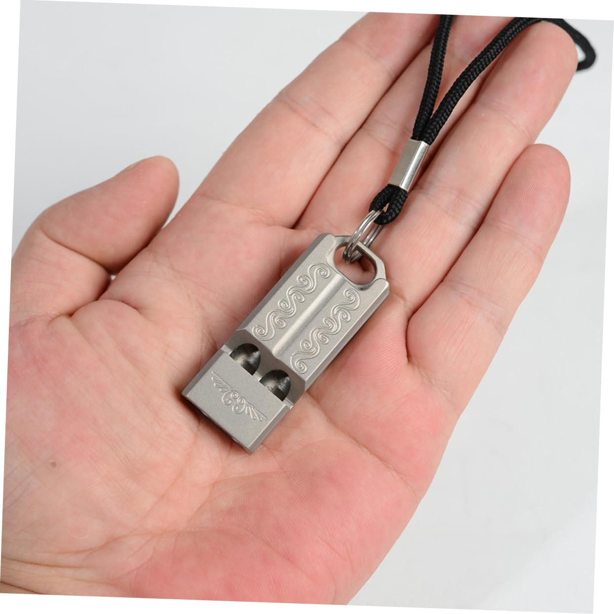 Sewroro Titanpfeife mit Handgelenkschlaufe Leichte Sicherheitspfeife aus Legierung Lauter Notfallpfeifer für Outdoor Sport Wanderausrüstung und Camping