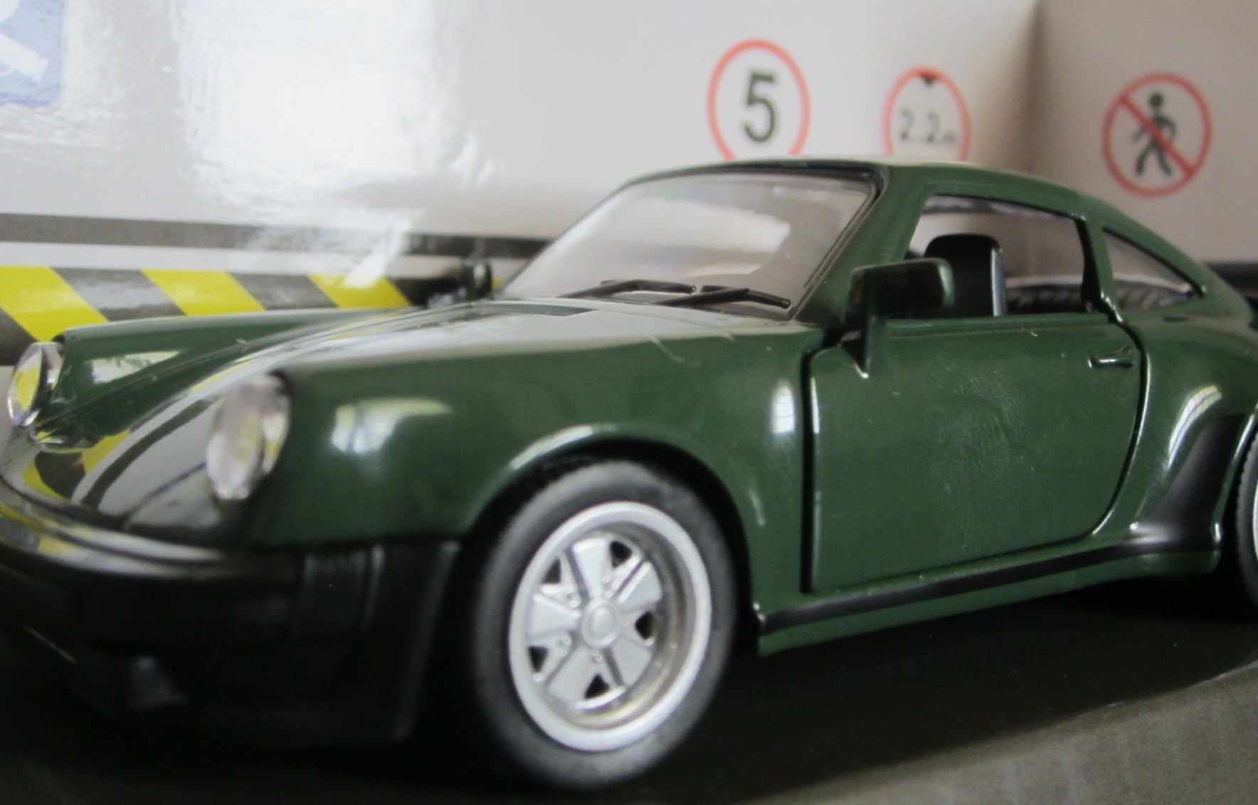 Cadre voiture Porsche 911 (992) Sport Classic échelle 1/43 - Brocante Paris