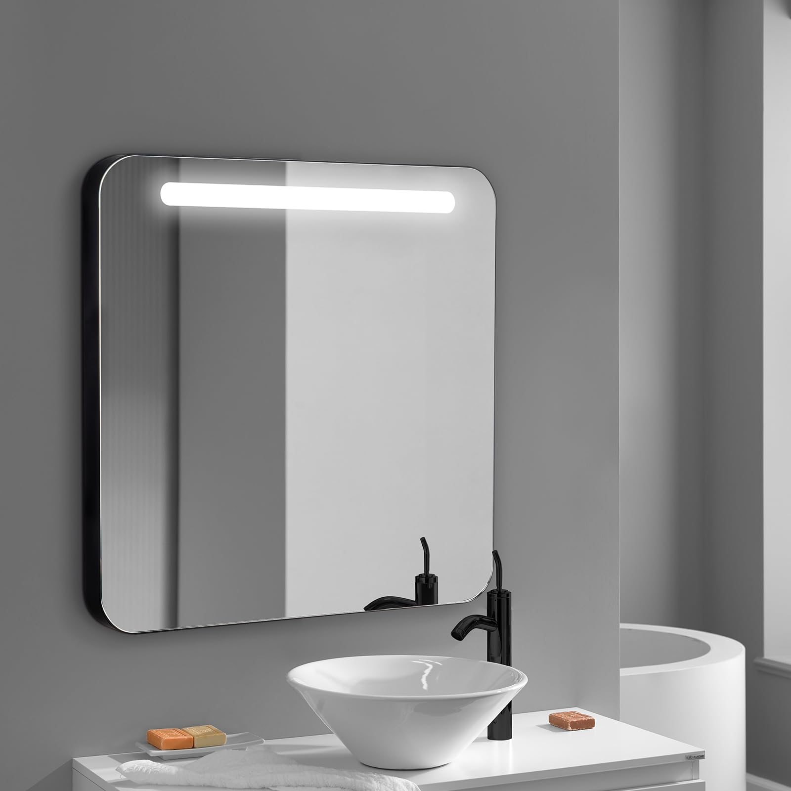 Aplike - Espejo de Baño con Luz LED Frontal - con Marco de Aluminio Negro - Luz Blanca Neutra (4000K) - 60 x 70cm | Modelo Rio